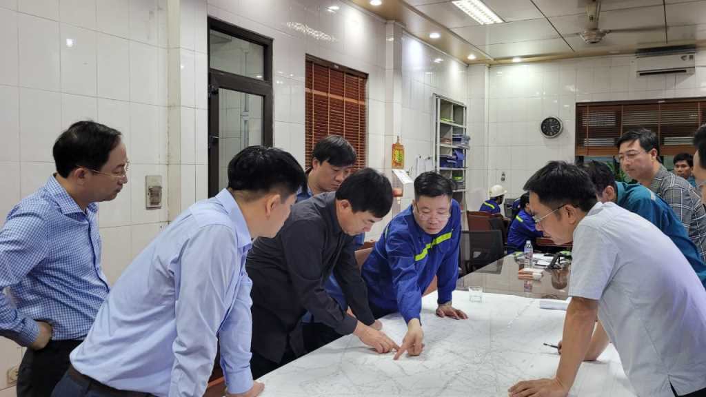 Lãnh đạo Tập đoàn Công nghiệp Than - Khoáng sản Việt Nam chỉ đạo công tác cứu hộ trong hầm lò