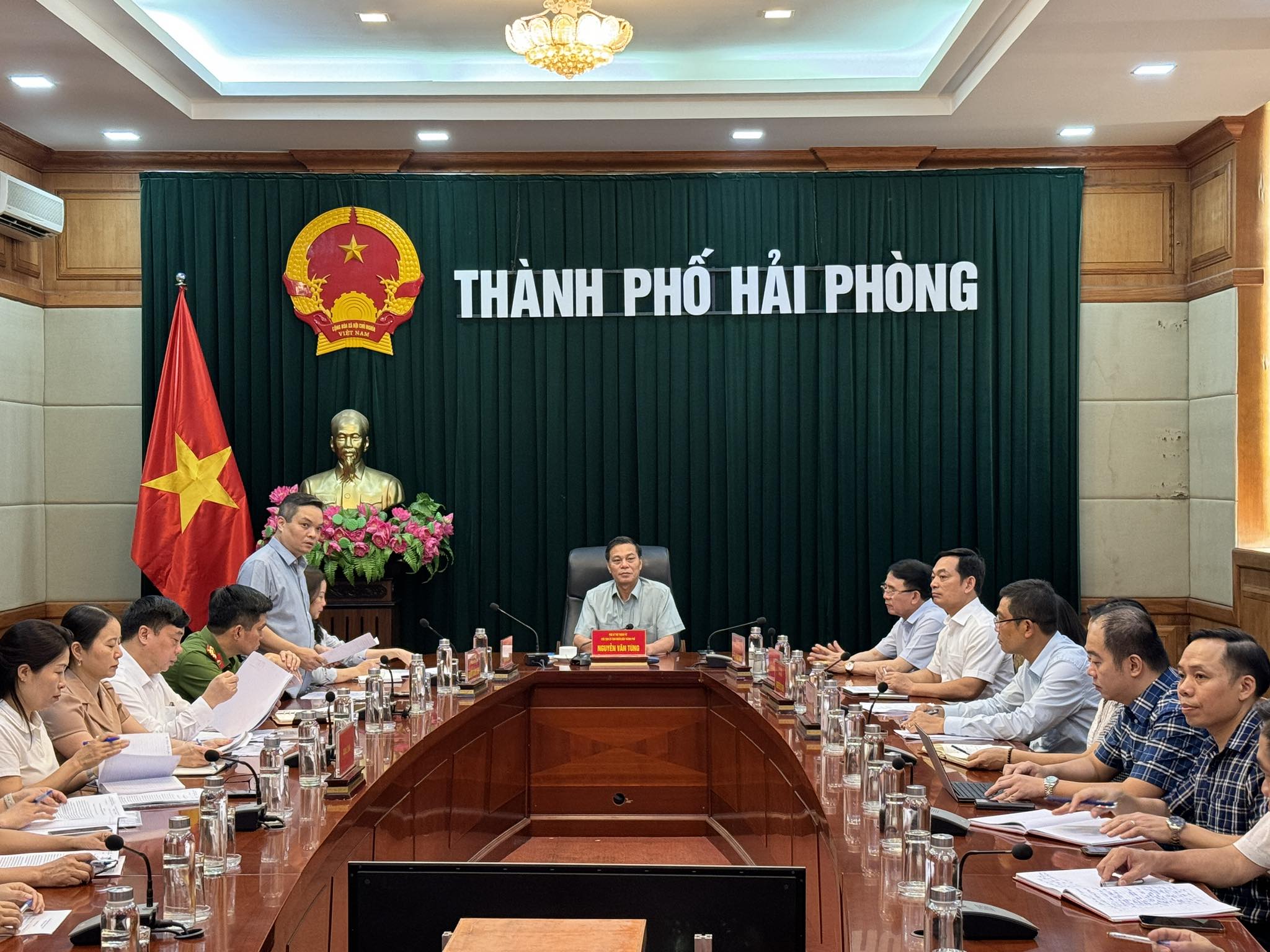 Chủ tịch UBND TP Hải Phòng nghe báo cáo về vụ việc cháu bé nghi bị bạo hành tại Trường Mầm non An Dương. Ảnh: Anh Tuấn