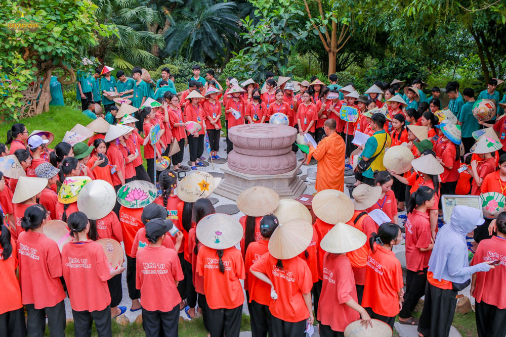 Một hoạt động trong khoá tu mùa hè khoá 1 năm 2024 tại chùa Ba Vàng. Ảnh: Chùa Ba Vàng