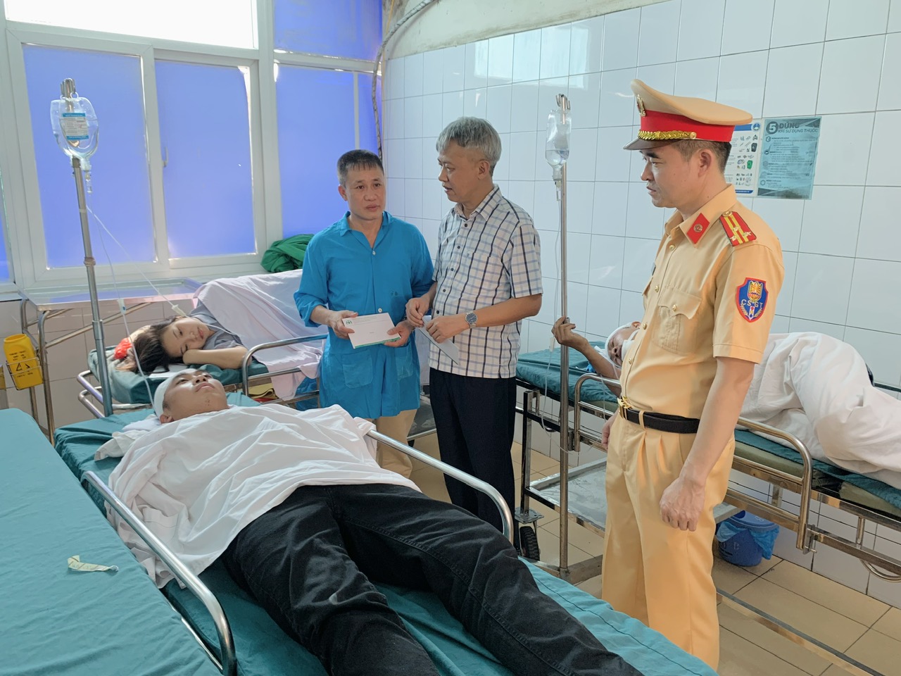 Ông Vũ Đức Hạnh, Phó Giám đốc Sở Giao thông vận tải, Ủy viên Ban An toàn giao thông tỉnh Hải Dương trao hỗ trợ cho các nạn nhân trong vụ tai nạn giao thông xảy ra trên cao tốc Hà Nội - Hải Phòng sáng nay