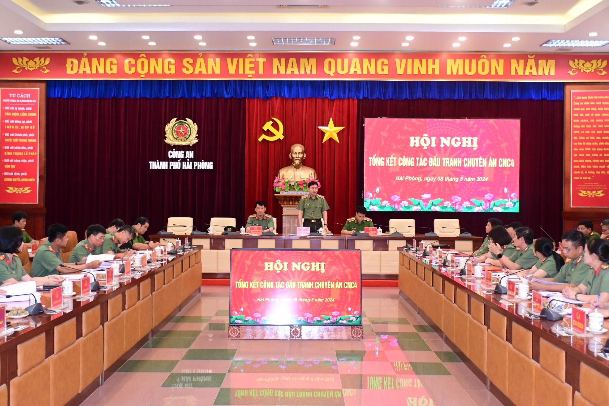Hội nghị tổng kết chuyên án CNC4 triệt phá ổ nhóm người Trung Quốc vận hành đường dây đánh bạc online ở Hải Phòng. Ảnh: CAHP