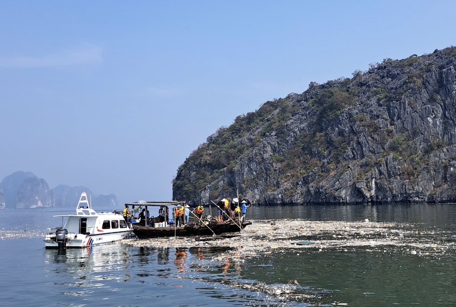 tong-luc-3-ngay-lam-sach-vinh-ha-long-sau-bao-so-3-1.jpg