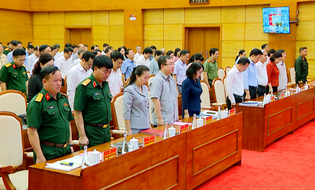 Các đại biểu dự hội nghị dành một phút mặc niệm tưởng nhớ các nạn nhân bị thiệt mạng do bão số 3 gây ra.