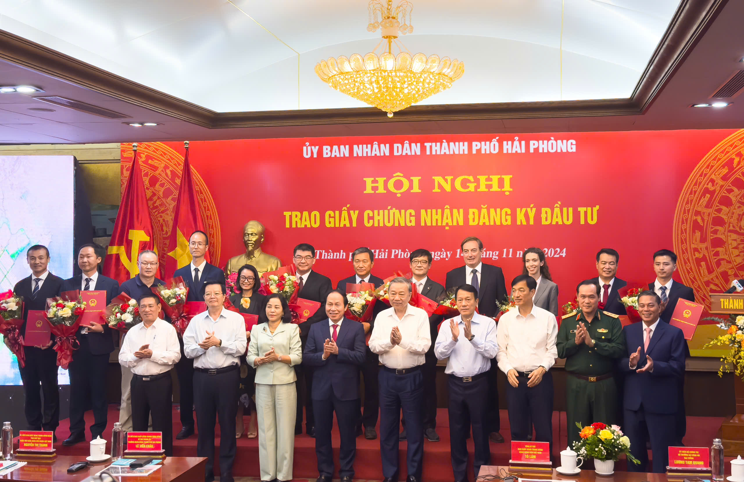 Tổng Bí thư Tô Lâm chứng kiến TP Hải Phòng trao giấy chứng nhận đăng ký đầu tư cho các doanh nghiệp nước ngoài trên địa bàn TP. Ảnh: NGỌC SƠN