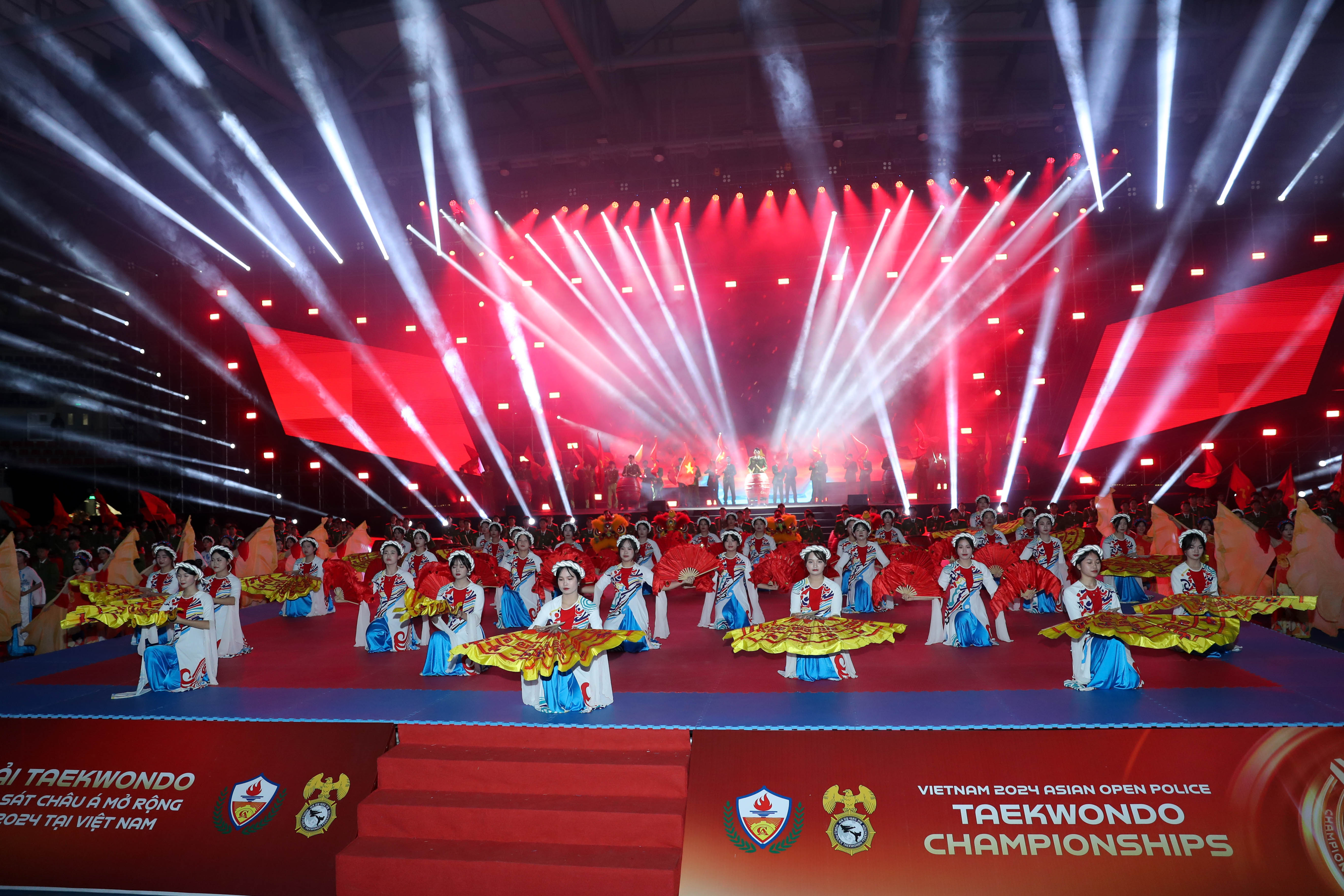 man-nhan-man-trinh-dien-tai-le-khai-mac-giai-taekwondo-canh-sat-chau-a-mo-rong-nam-2024-1.jpg