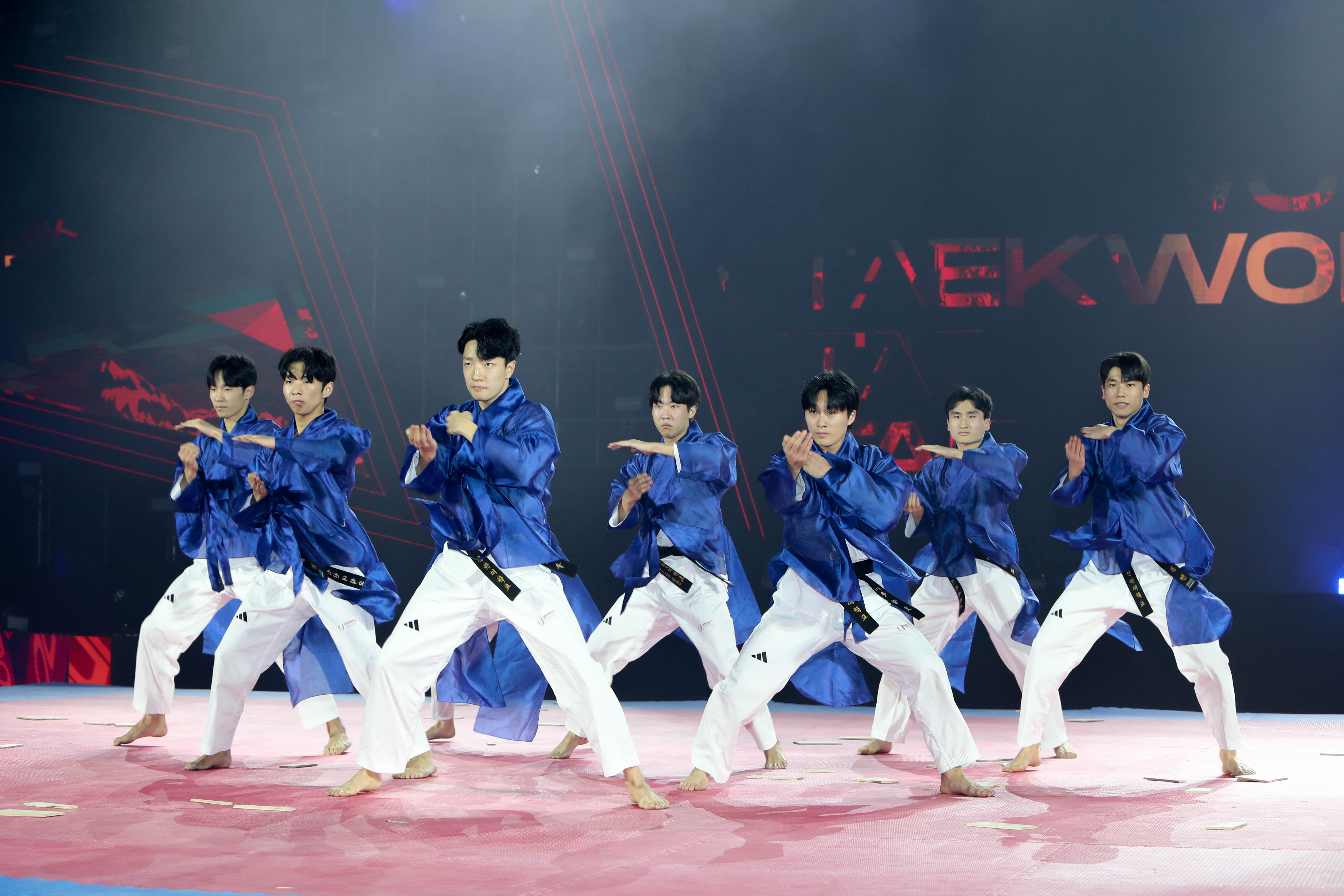 man-nhan-man-trinh-dien-tai-le-khai-mac-giai-taekwondo-canh-sat-chau-a-mo-rong-nam-2024-15.jpg