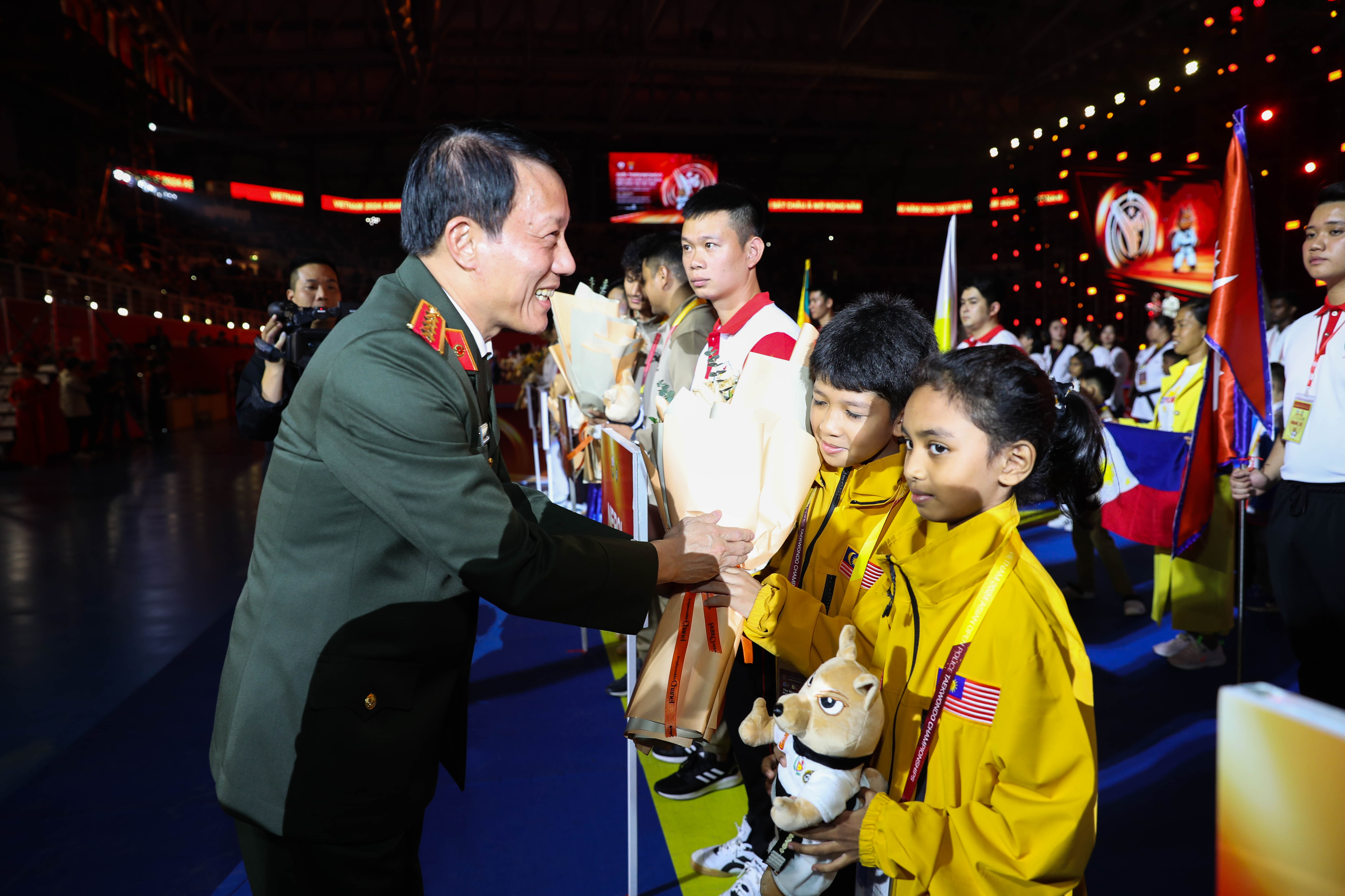 man-nhan-man-trinh-dien-tai-le-khai-mac-giai-taekwondo-canh-sat-chau-a-mo-rong-nam-2024-4.jpg