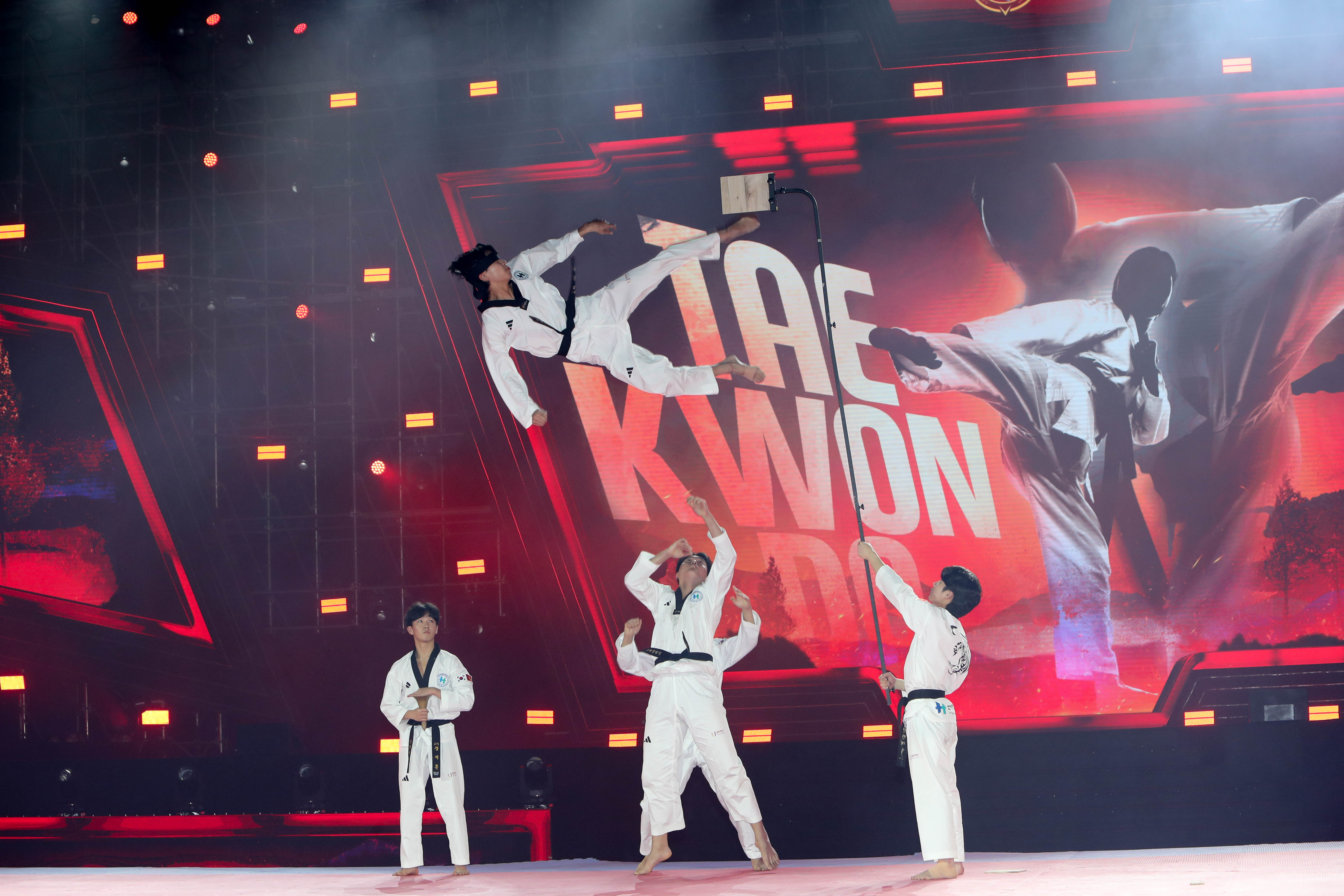 man-nhan-man-trinh-dien-tai-le-khai-mac-giai-taekwondo-canh-sat-chau-a-mo-rong-nam-2024-8.jpg
