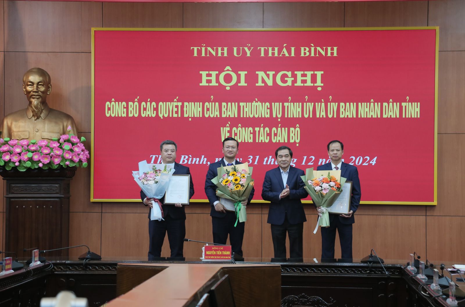 Phó Bí thư Thường trực Tỉnh ủy Thái Bình tặng hoa chúc mừng các vị trí được điều động tại UBND tỉnh Thái Bình, tỉnh ủy