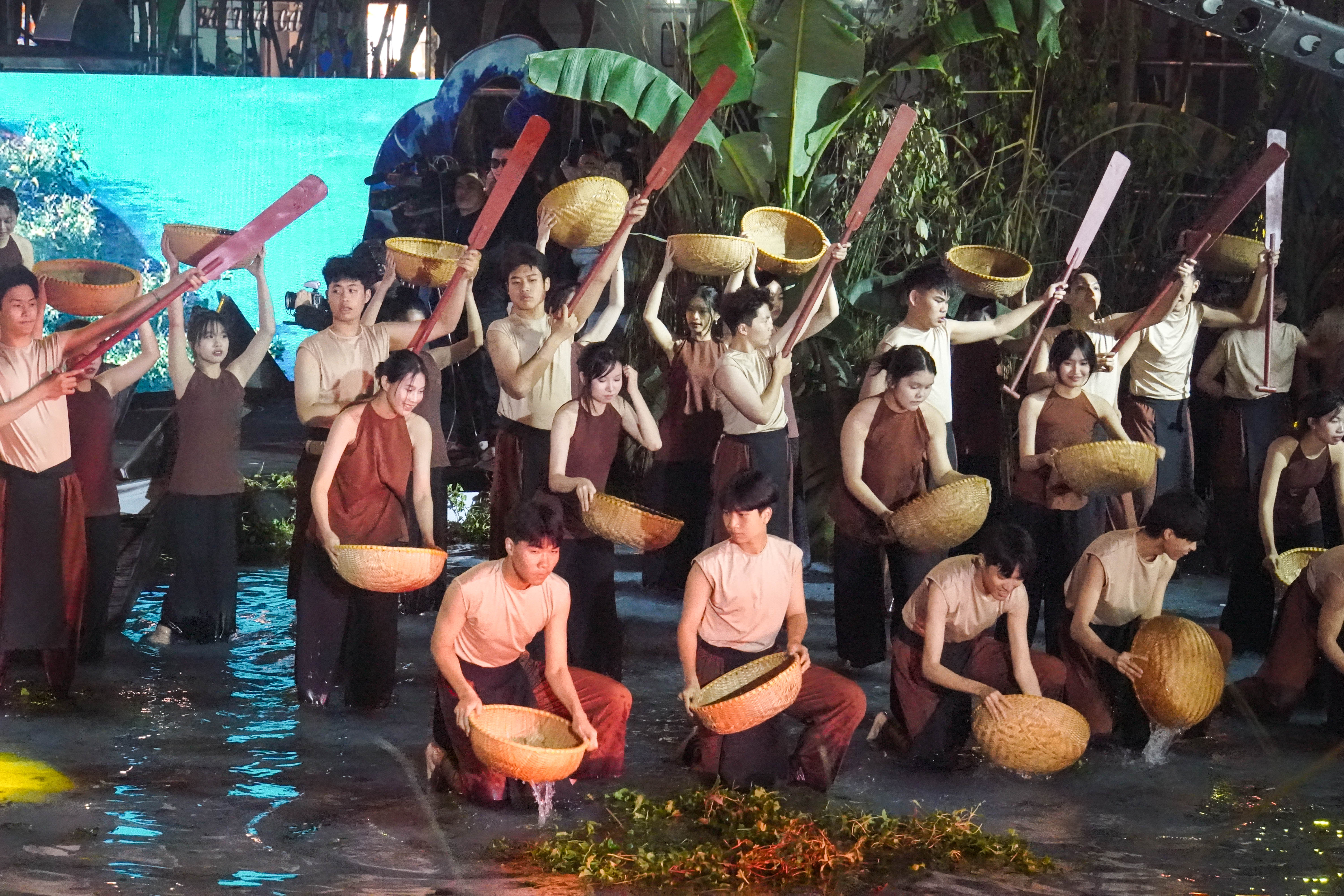 hao-hung-chuong-trinh-khai-mac-le-hoi-truyen-thong-nu-tuong-le-chan-8.jpg