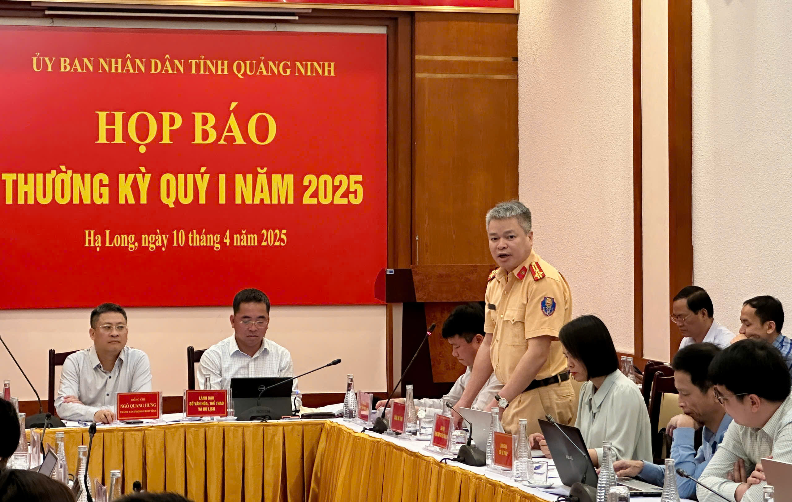 Phó phòng CSGT công an tỉnh Quảng Ninh Nguyễn Khánh Toàn nói về tình hình và kết quả triển khai thực hiện Nghị định 168 trên địa bàn tỉnh Quảng Ninh. Ảnh: NS