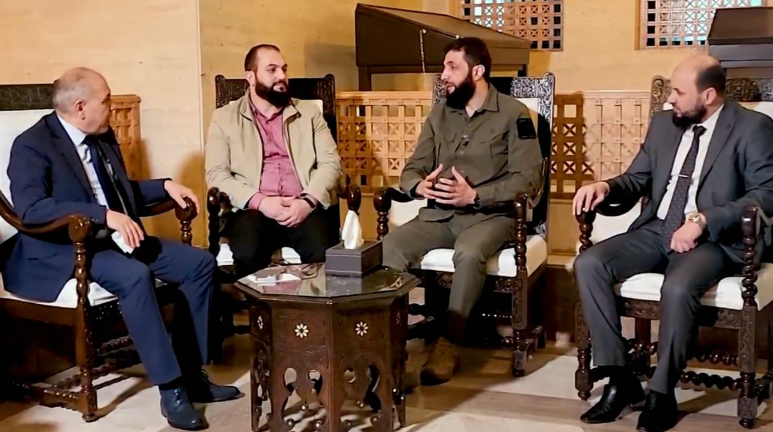 Ngày 9-12, lãnh đạo lực lượng đối lập Syria Hayat Tahrir al-Sham cũng đã gặp Thủ tướng Mohammad Ghazi al-Jalali của chính quyền ông al-Assad để thảo luận về việc chuyển giao quyền lực một cách ổn định cho người dân Syria, theo đài CNN.