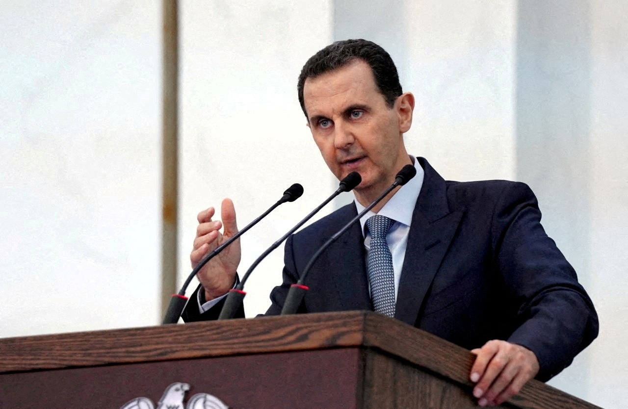 Liên quan đến Tổng thống bị lật đổ Bashar al-Assad, ngày 9-12, người phát ngôn Điện Kremlin - ông Dmitry Peskov nói rằng Tổng thống Nga Vladimir Putin đã quyết định cấp quyền tị nạn cho ông al-Assad. Cựu Tổng thống Syria và gia đình đang ở Moscow.