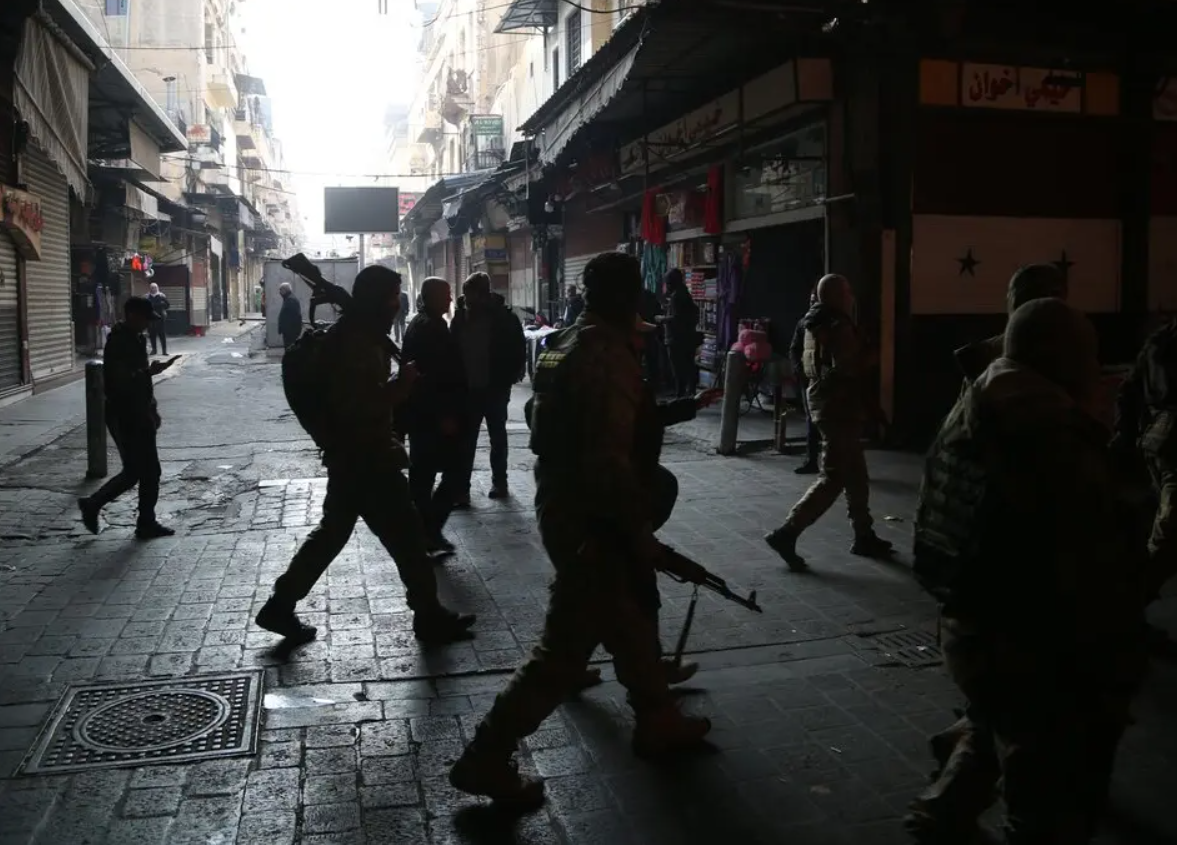 Cùng với các nước, Mỹ cũng đang theo sát tình hình nội chiến Syria, ngày 9-12, người phát ngôn Bộ Ngoại giao Mỹ Matthew Miller cho biết Washington hiện không xem xét việc “dán nhãn” lực lượng nổi dậy chính ở Syria - nhóm Hayat Tahrir al-Sham (HTS) - là khủng bố. Nếu HTS bị chỉ định là khủng bố, Mỹ vẫn có khả năng liên lạc với nhóm này và muốn đối thoại với các nhóm chủ chốt bên trong Syria, trực tiếp hoặc gián tiếp.