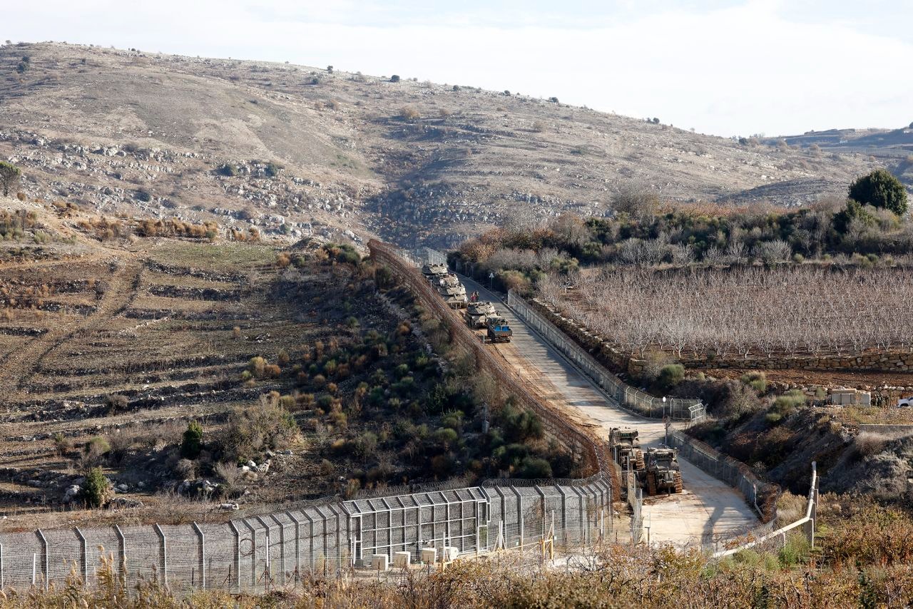 Giữa lúc nội chiến Syria biến động, Israel cũng nhanh chóng có động thái mới. Cuối tuần qua, ông Netanyahu đã ra lệnh cho quân đội Israel 'tiếp quản vùng đệm' giữa Israel và Syria ở Cao nguyên Golan, nói rằng lực lượng Israel đã chiếm giữ các vị trí quân sự bị quân đội Syria bỏ rơi sau khi phe đối lập lật đổ Tổng thống Bashar al-Assad ở Syria.