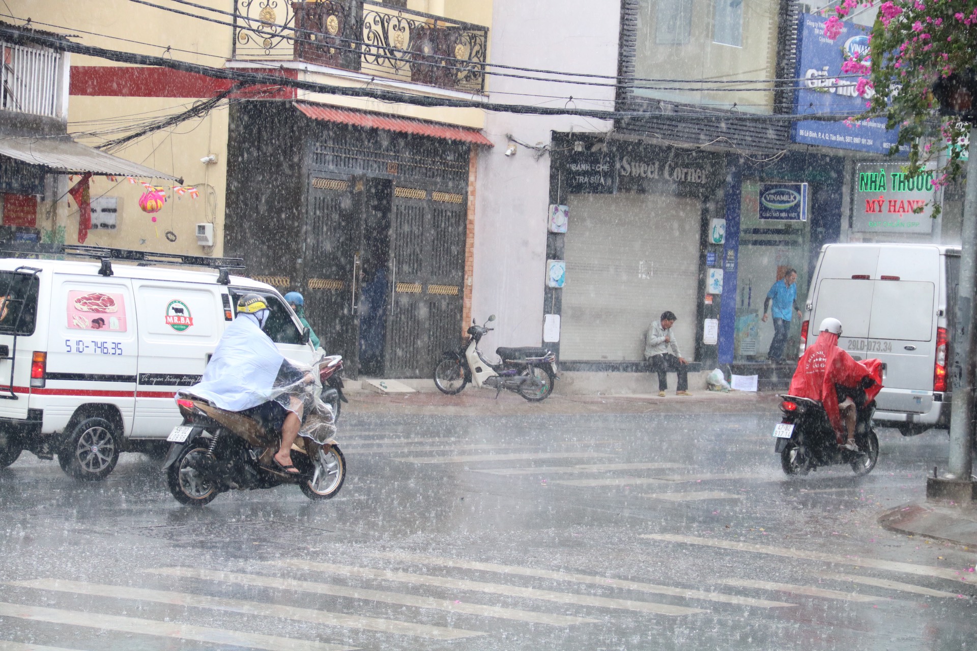 Nguyên nhân gây nắng nóng và oi bức ở Nam Bộ mặc dù đã vào mùa mưa
