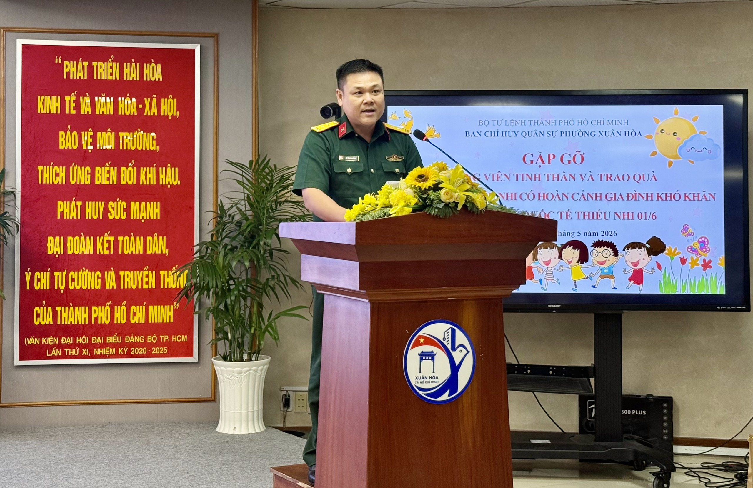 phường xuân hòa trao quà 1-6.jpg
