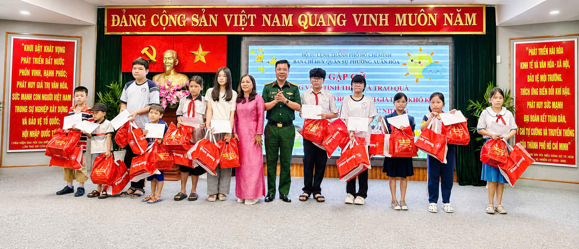 tặng quà phường xuân hòa.jpg