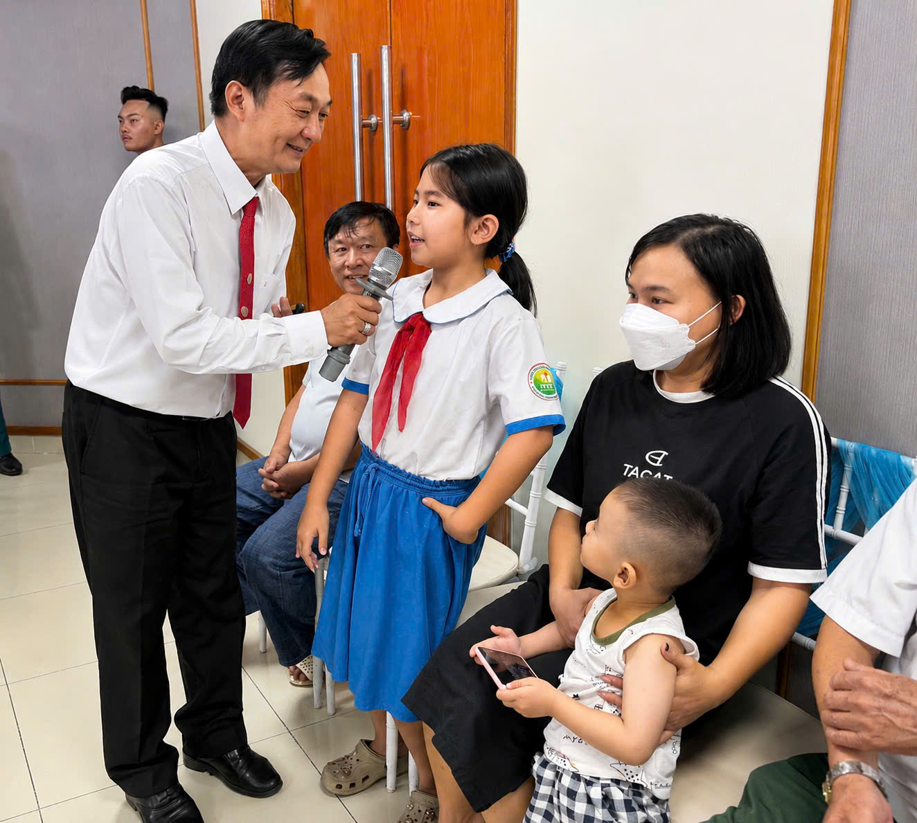 trao quà cho trẻ em phường xuân hòa 1.jpg