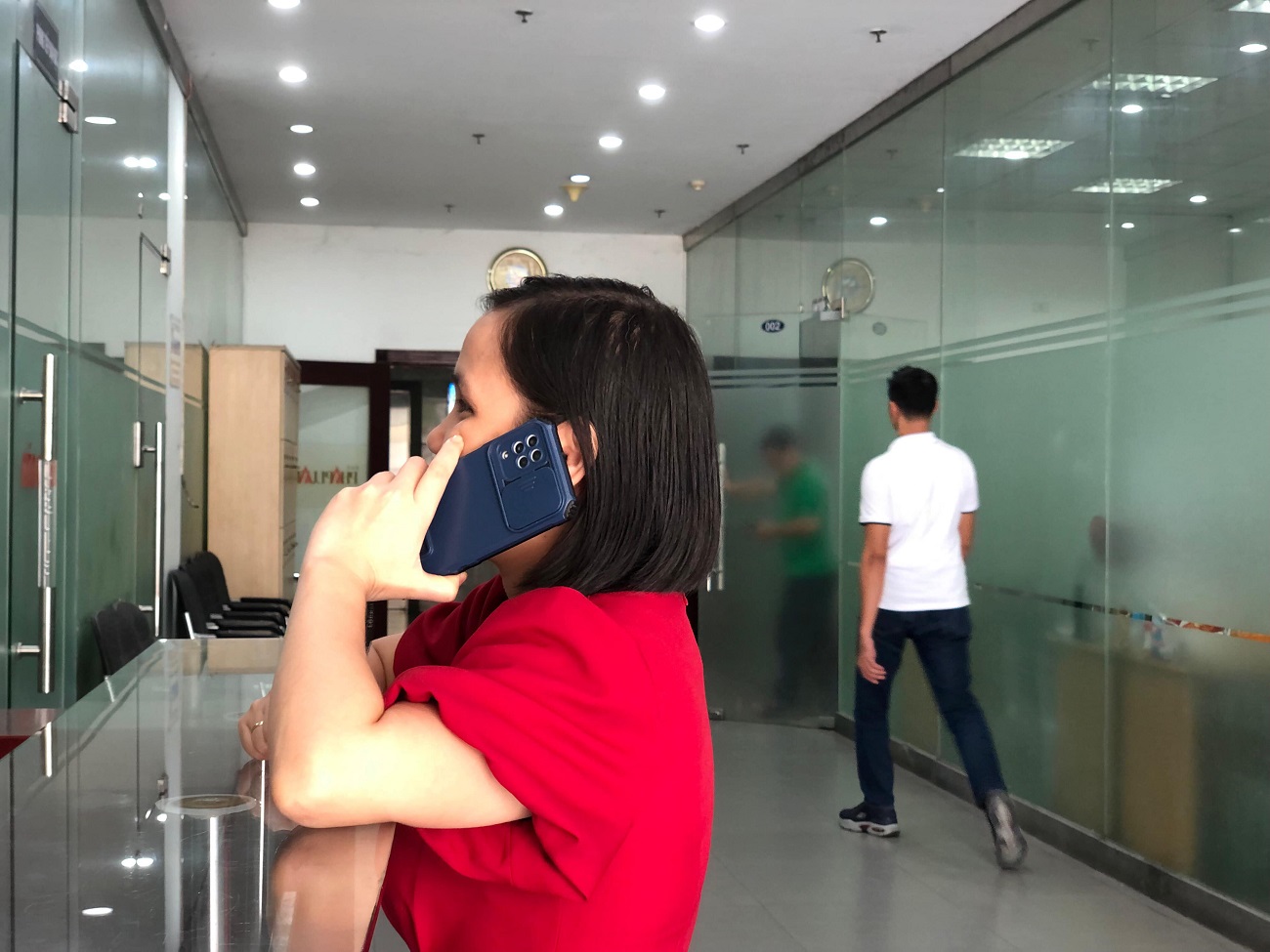 Sử dụng điện thoại nơi đông người sao cho văn minh?