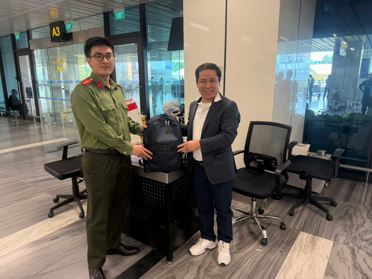 Kiều bào xúc động khi nhận lại ba lô chứa 700.000 yên Nhật để quên ở sân bay Tân Sơn Nhất