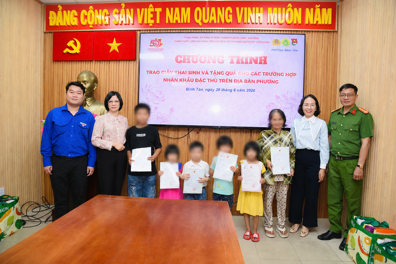 trao-giay-khai-sinh_tap-the.png
