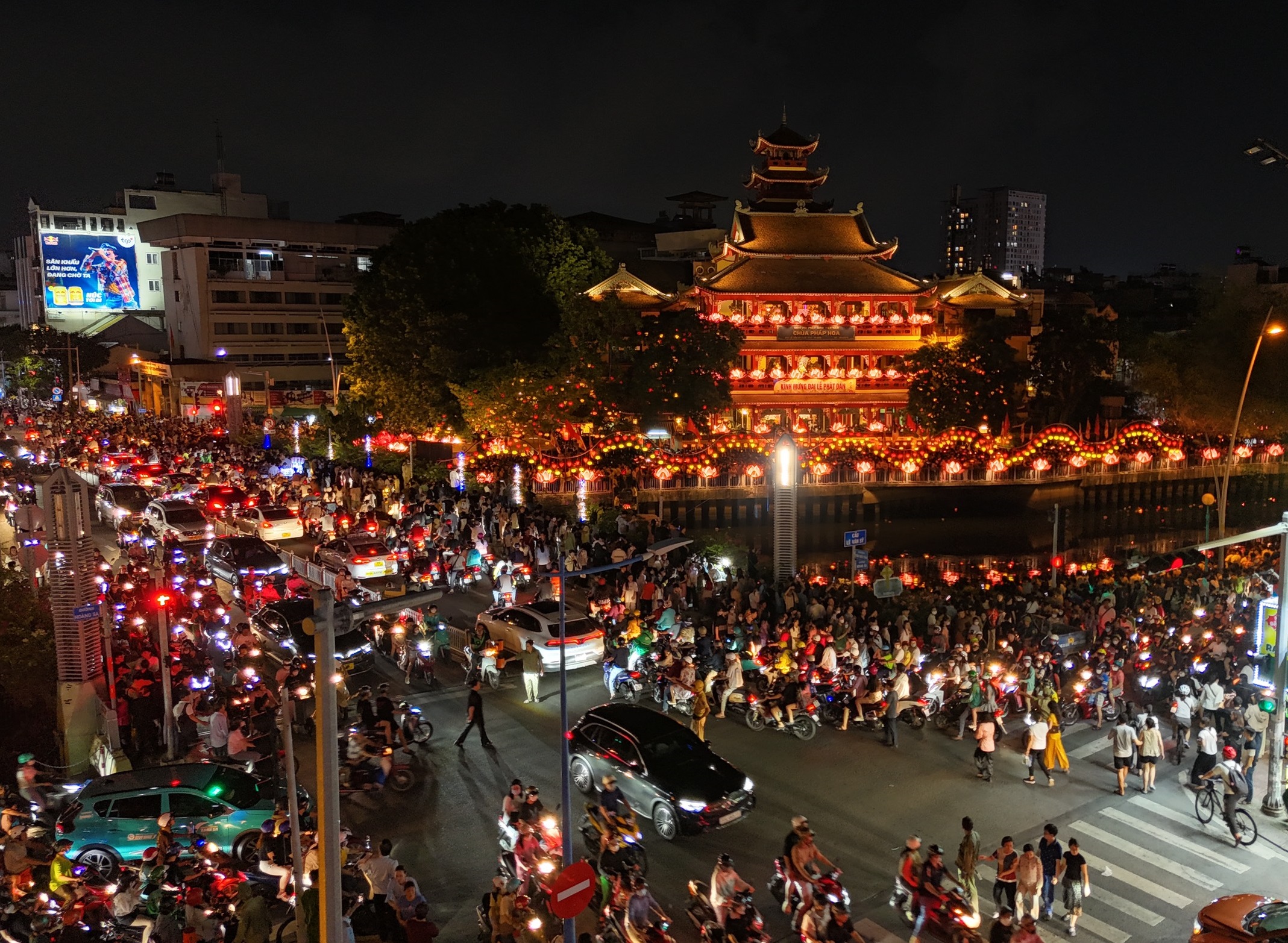 tp-hcm-hang-nghin-nguoi-chen-chut-tham-gia-le-hoi-hoa-dang-post0.html11.jpg