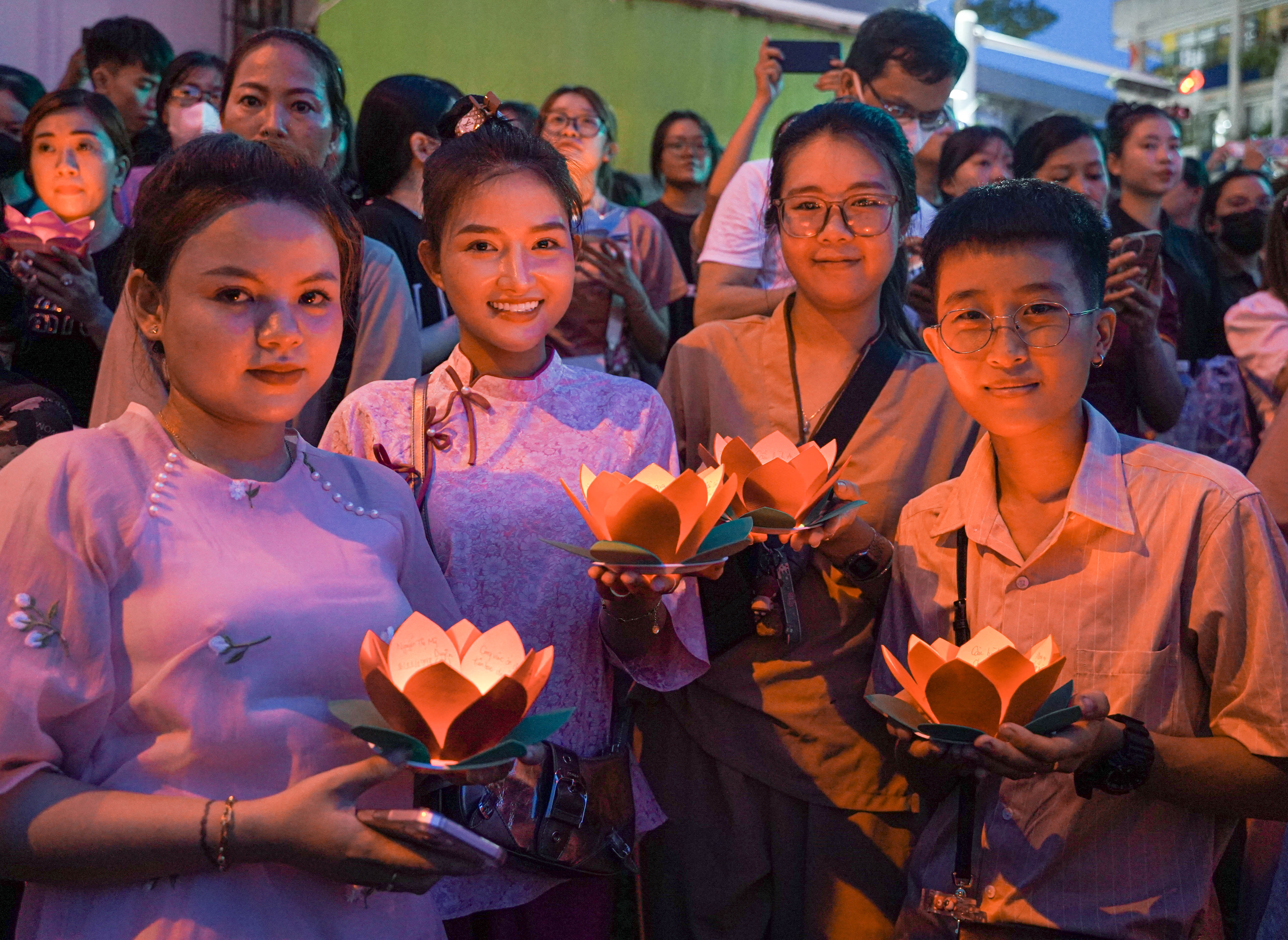tp-hcm-hang-nghin-nguoi-chen-chut-tham-gia-le-hoi-hoa-dang-post0.html5.jpg