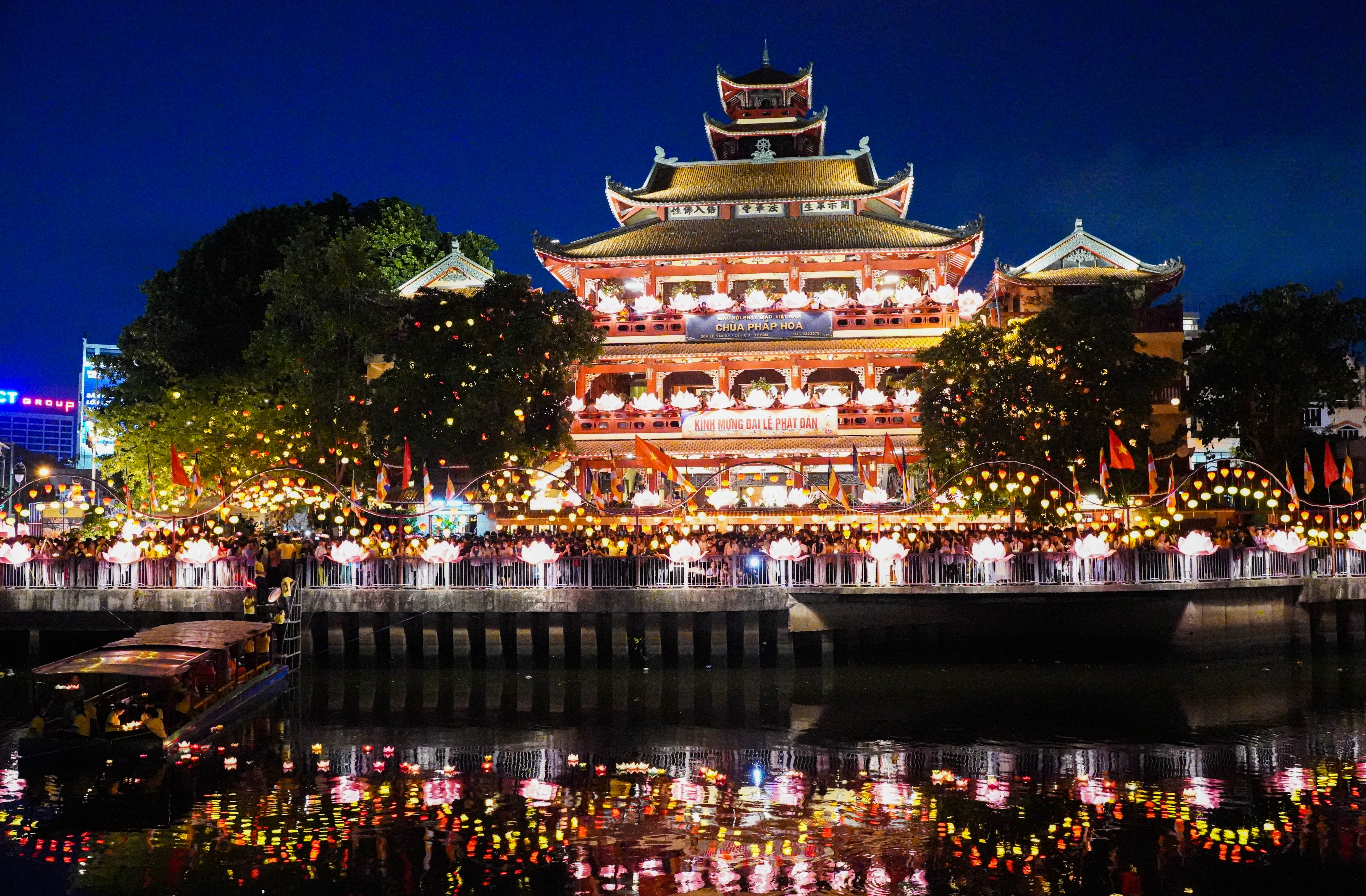 tp-hcm-hang-nghin-nguoi-chen-chut-tham-gia-le-hoi-hoa-dang-post0.html8.jpg