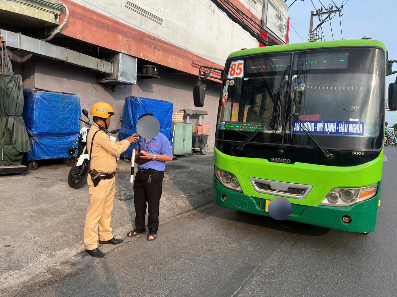 CSGT xử phạt tài xế xe buýt có nồng độ cồn