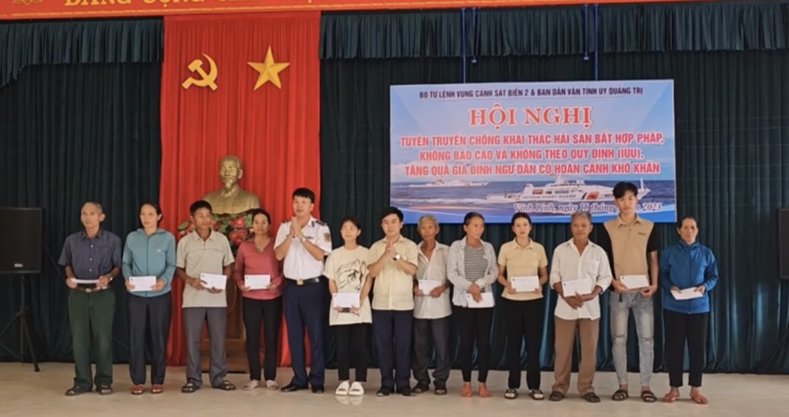 Cảnh sát biển tuyên truyền chống khai thác IUU tại Quảng Trị