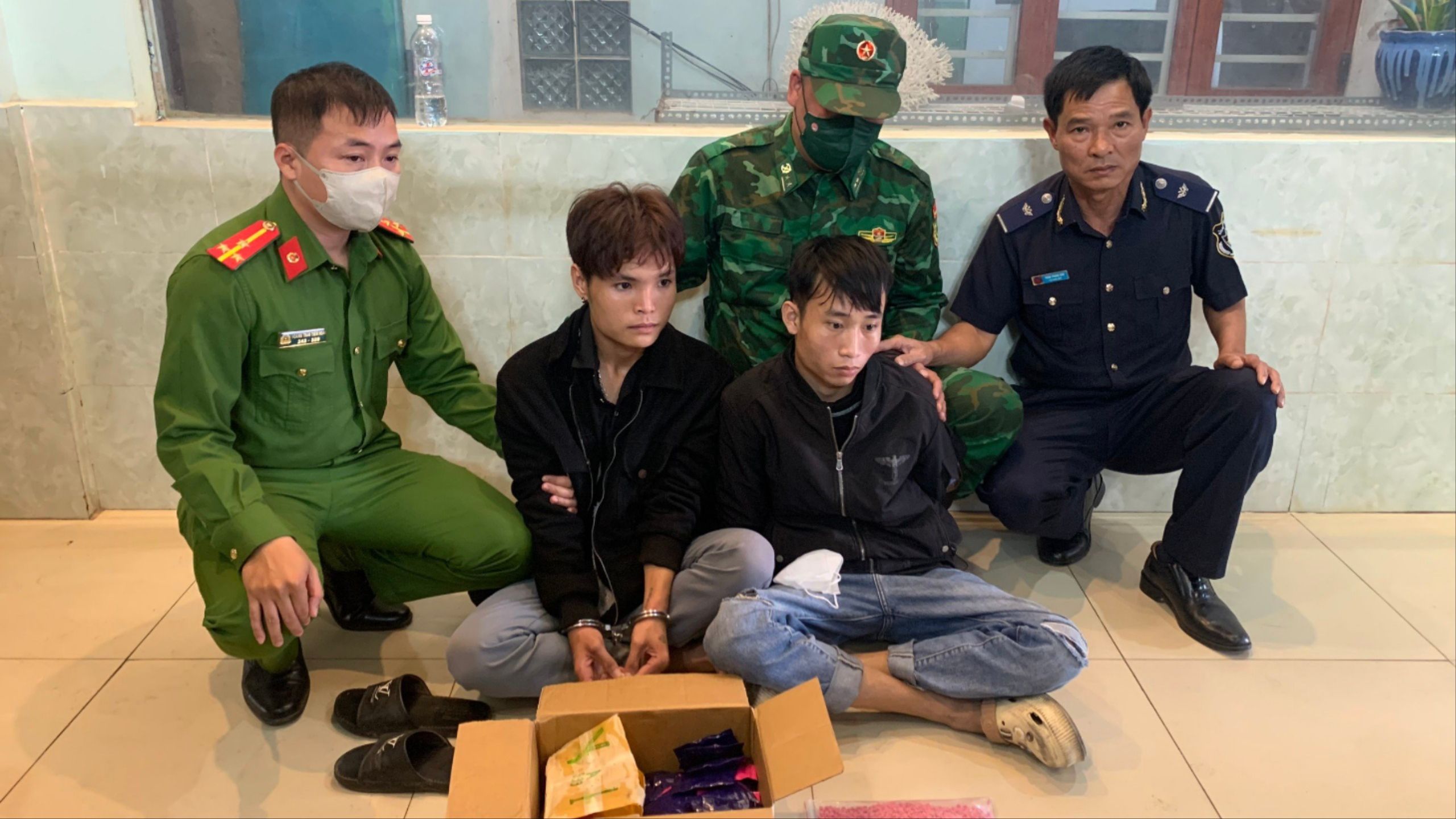 Bắt 2 nam thanh niên cùng 6.000 viên ma túy tổng hợp.