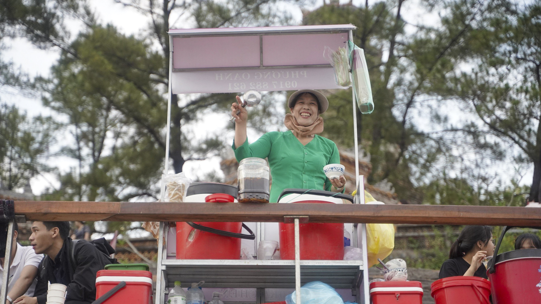 den-hue-chua-lanh-ben-bo-song-huong-13.jpg
