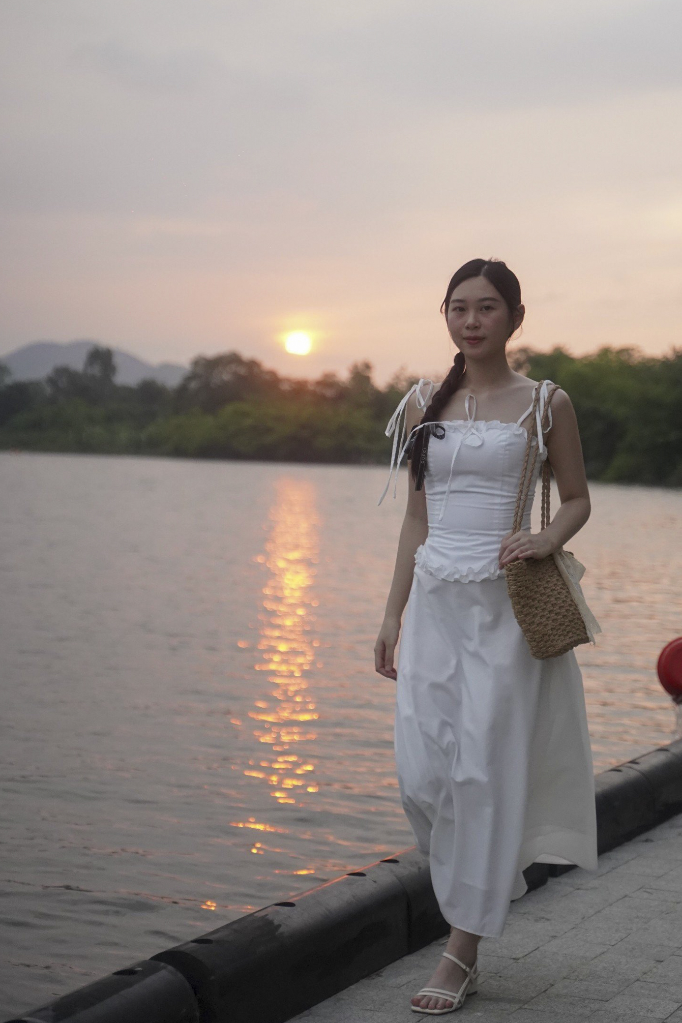 den-hue-chua-lanh-ben-bo-song-huong-15.jpg