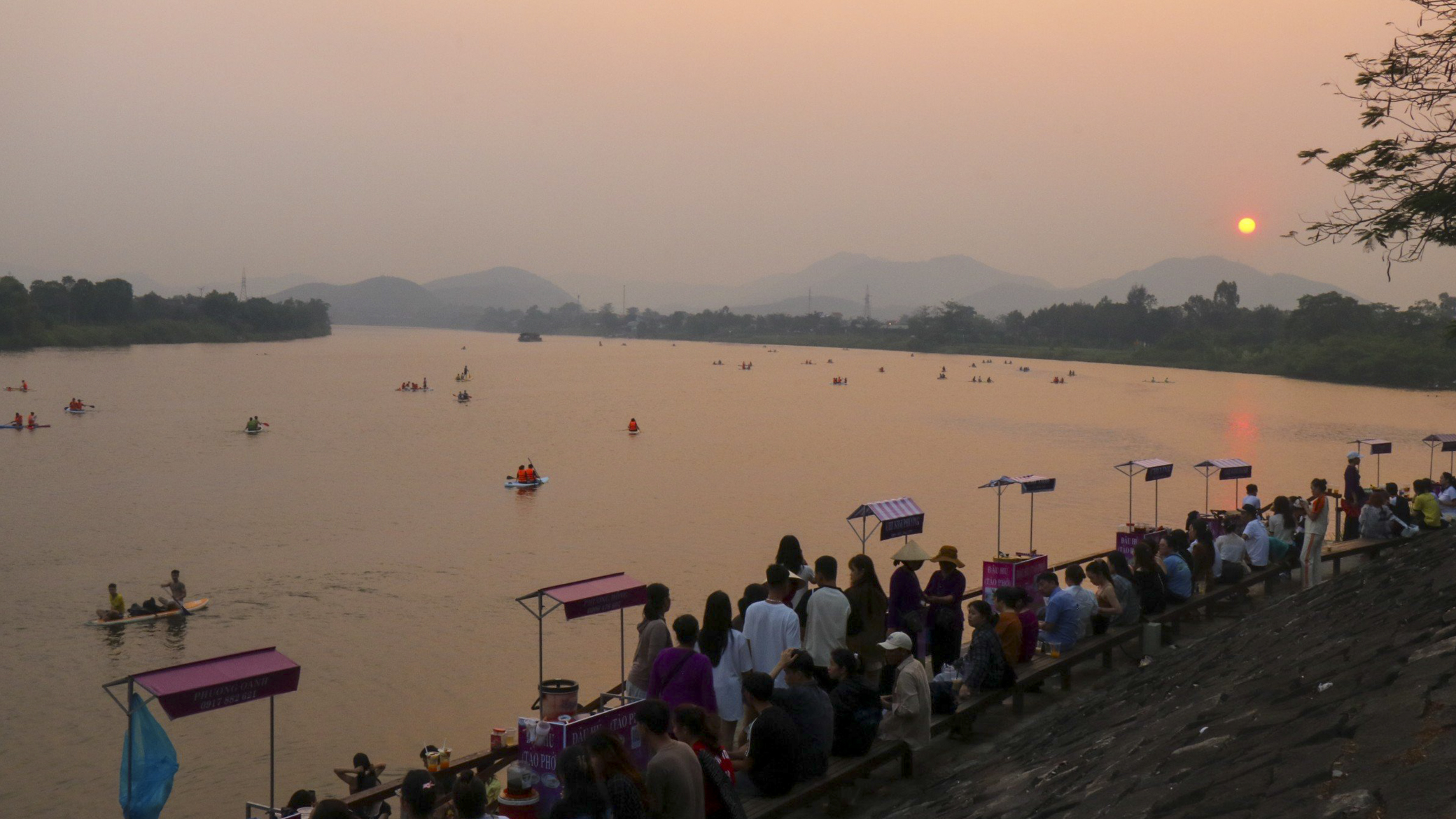 den-hue-chua-lanh-ben-bo-song-huong-4.jpg