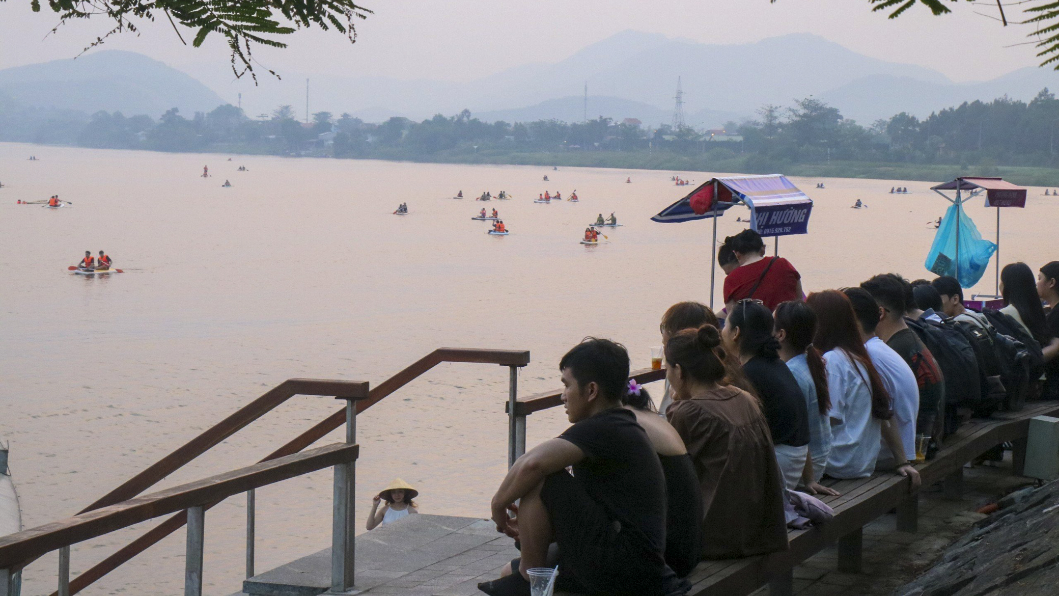den-hue-chua-lanh-ben-bo-song-huong-9.jpg
