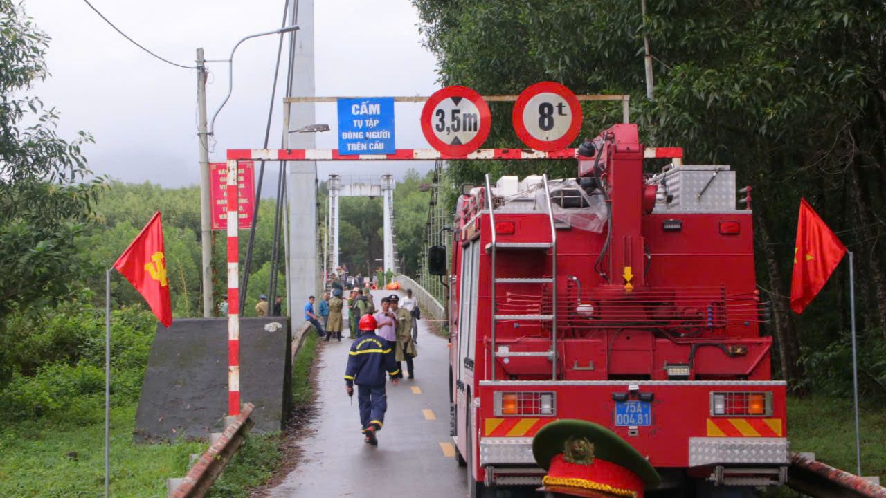 luc-luong-chuc-nang-lan-song-di-doc-bo-tim-kiem-2-nguoi-tren-xe-rac-roi-xuong-song (13).jpg