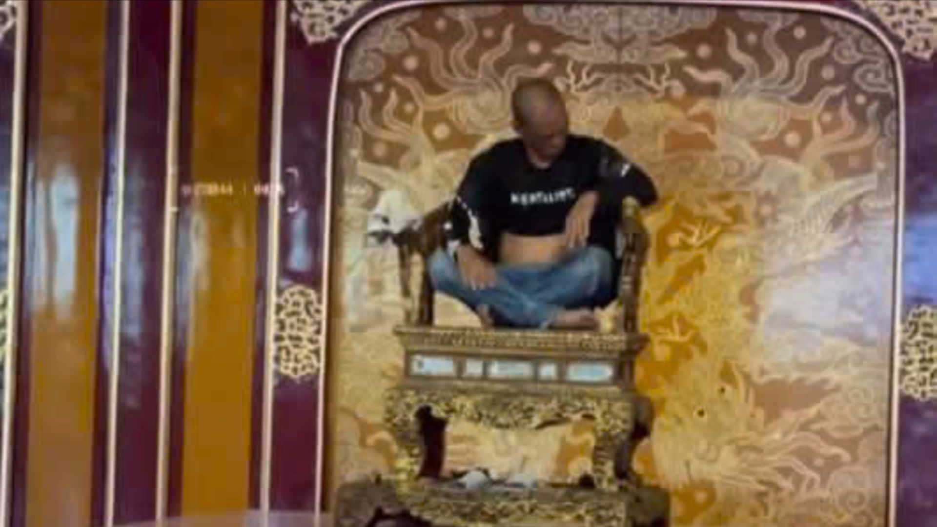 clip-khong-che-nguoi-dan-ong-ngoi-len-ngai-vang-trong-dai-noi-hue.jpg