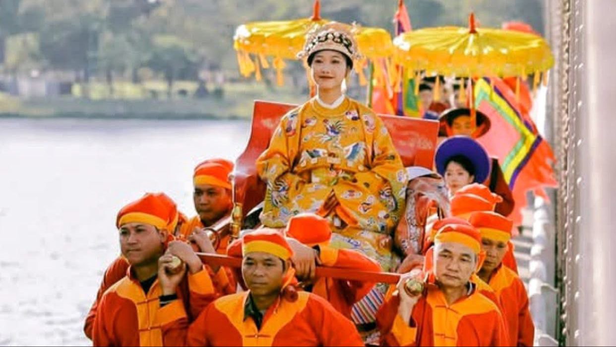 xon-xao-ve-trang-phuc-doi-tai-hien-canh-khieng-kieu-hoang-hau-nam-phuong.jpg