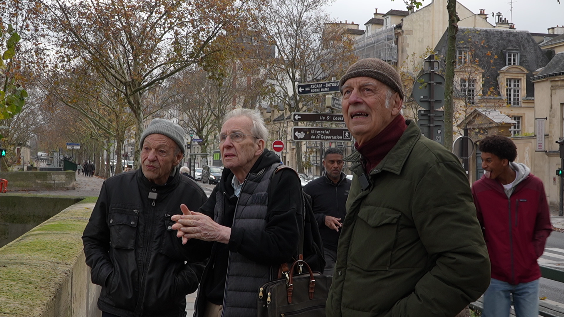khai-hoan-ca-giua-long-paris.png