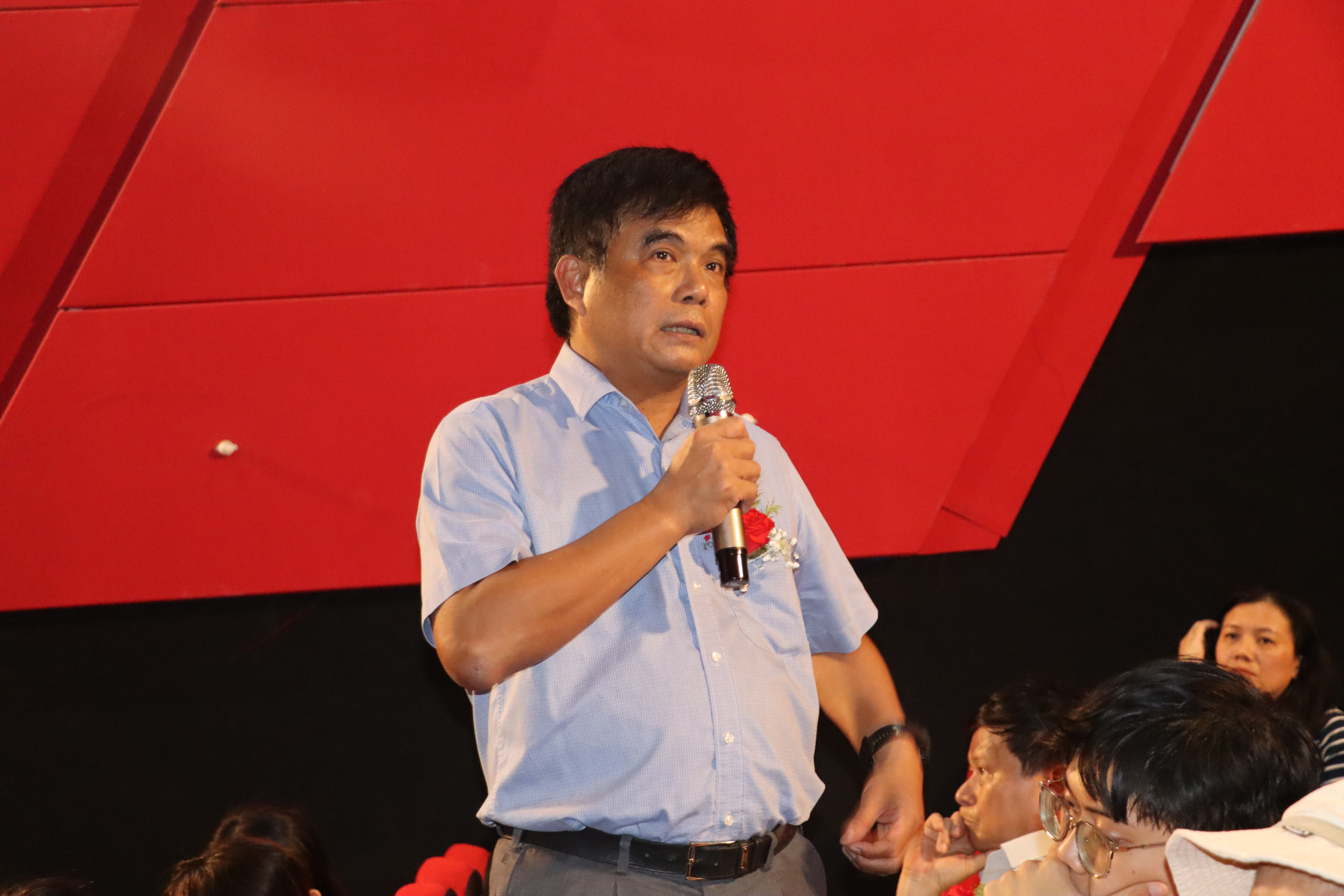 phim-tai-lieu-vuot-song.JPG