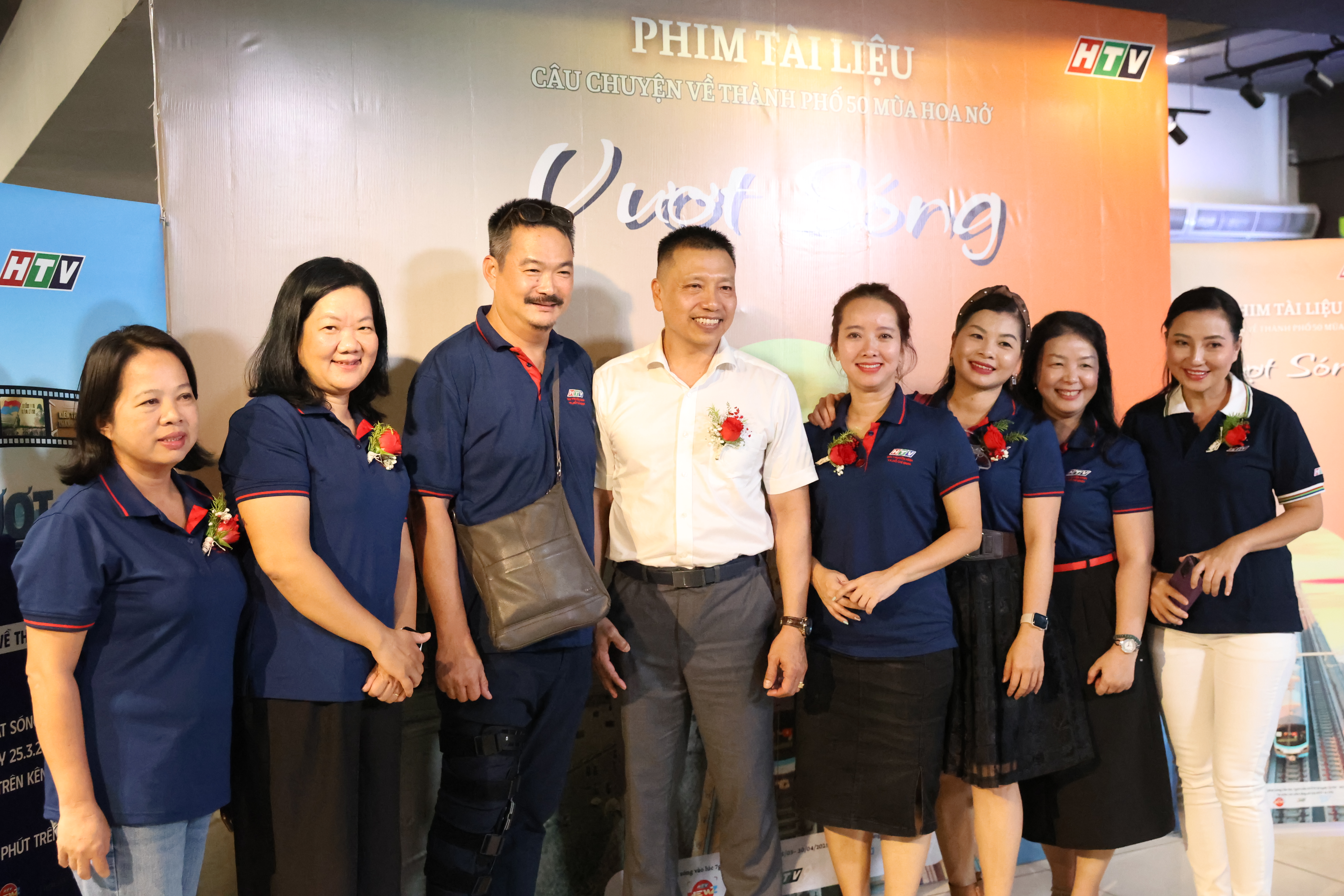 Phim tài liệu Vượt sóng