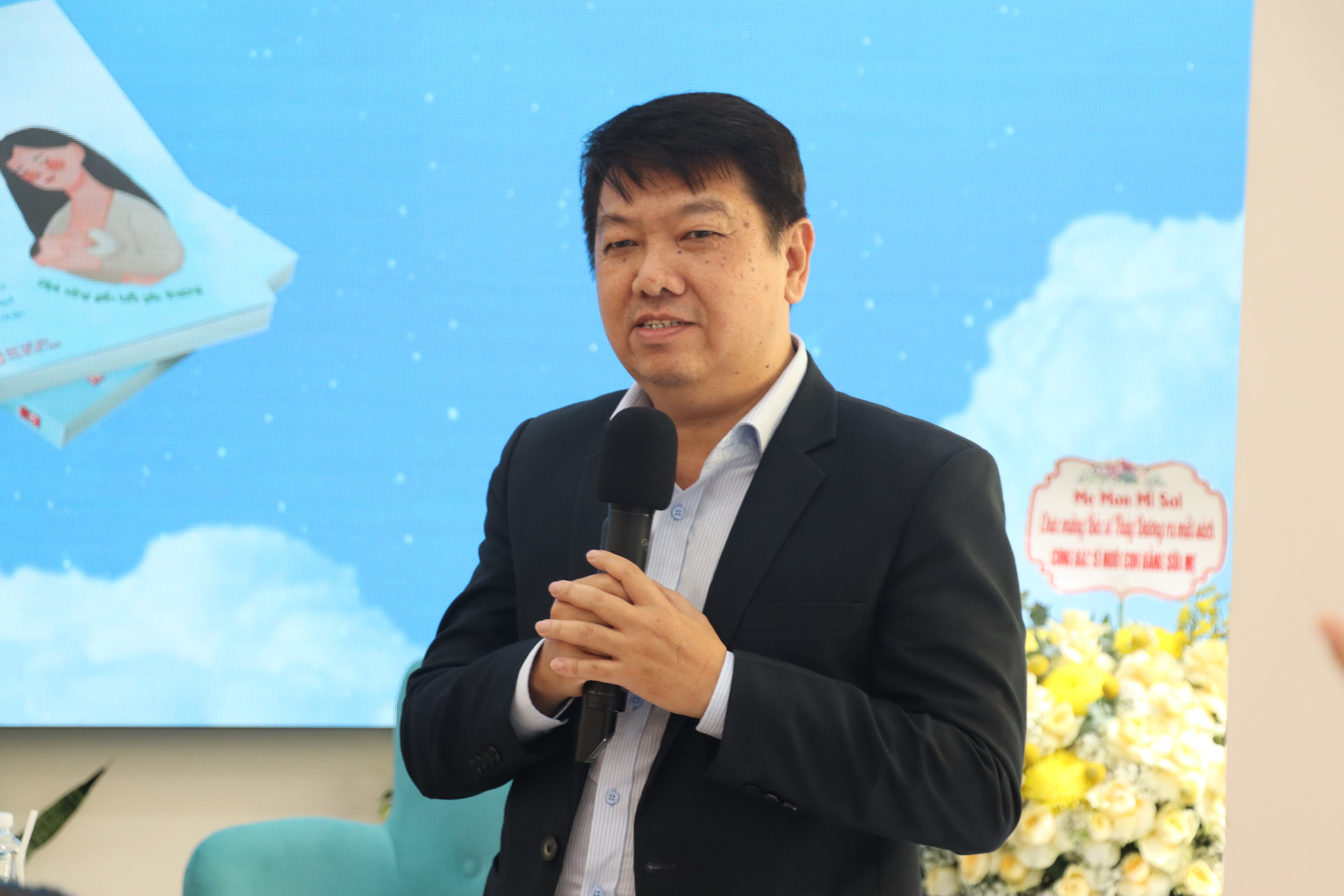 cung-bac-si-nuoi-con-bang-sua-me2.JPG
