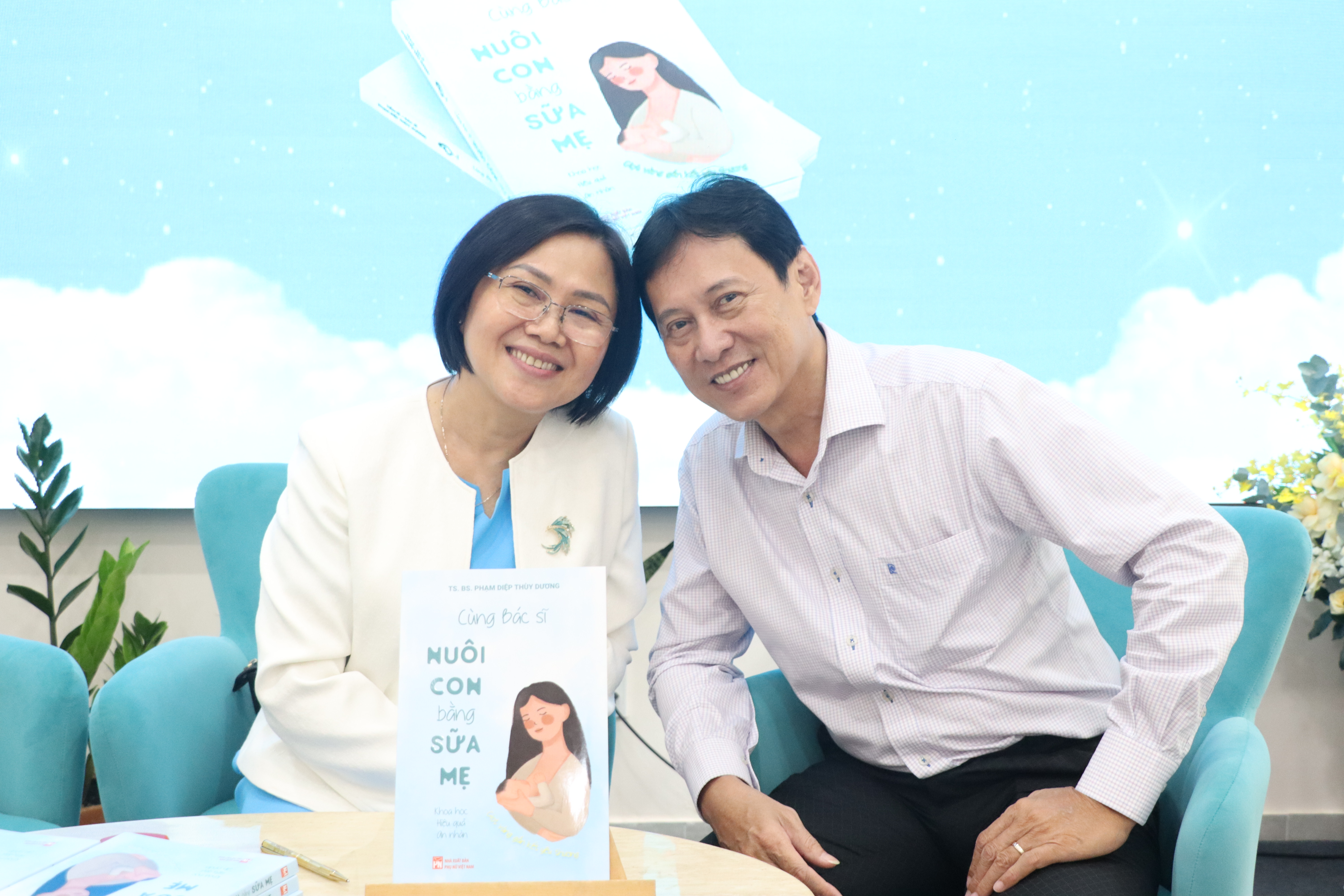 cung-bac-si-nuoi-con-bang-sua-me5.JPG