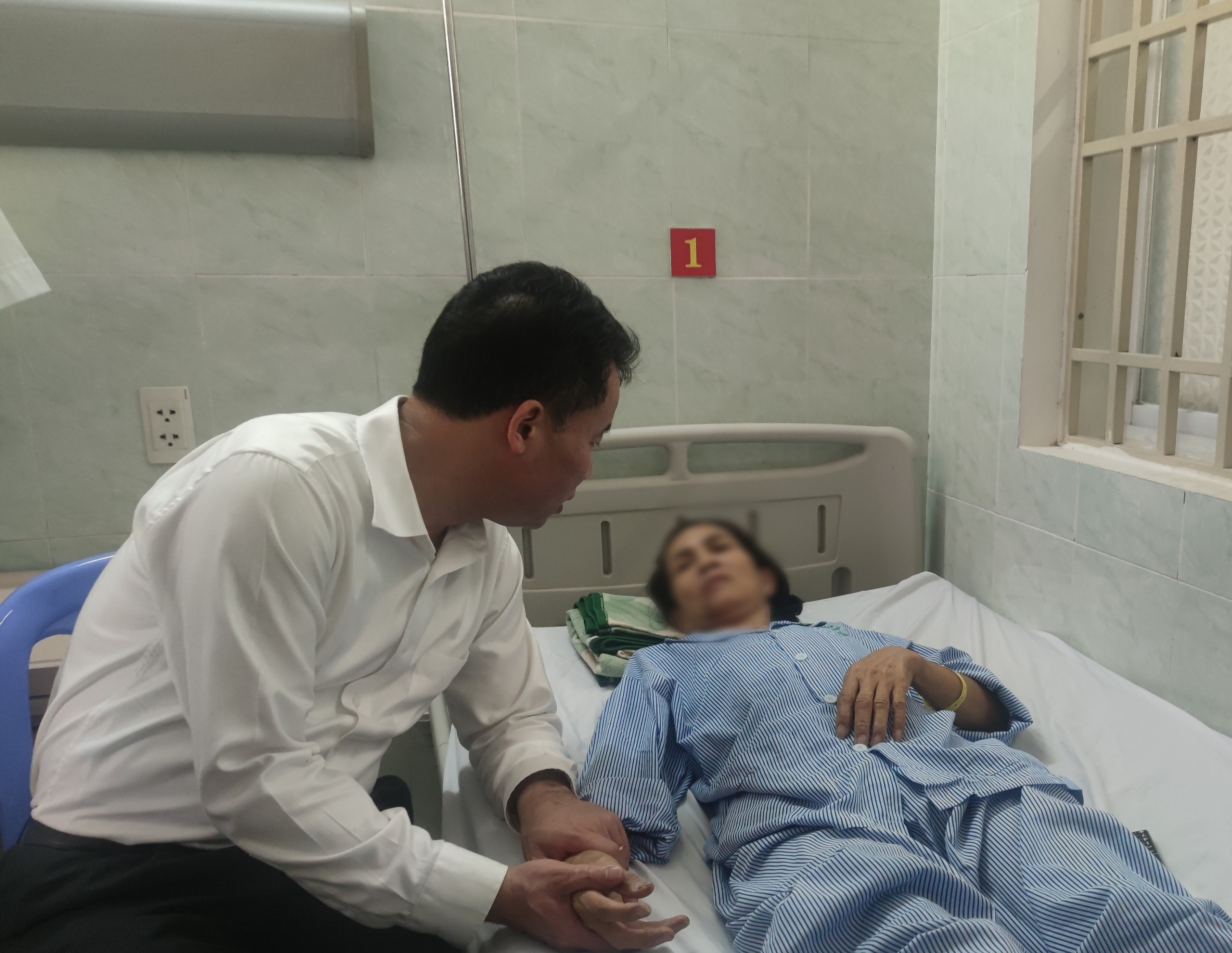 lãnh đạo BHXH Việt Nam tặng qua tet cho bệnh nhân.jpg