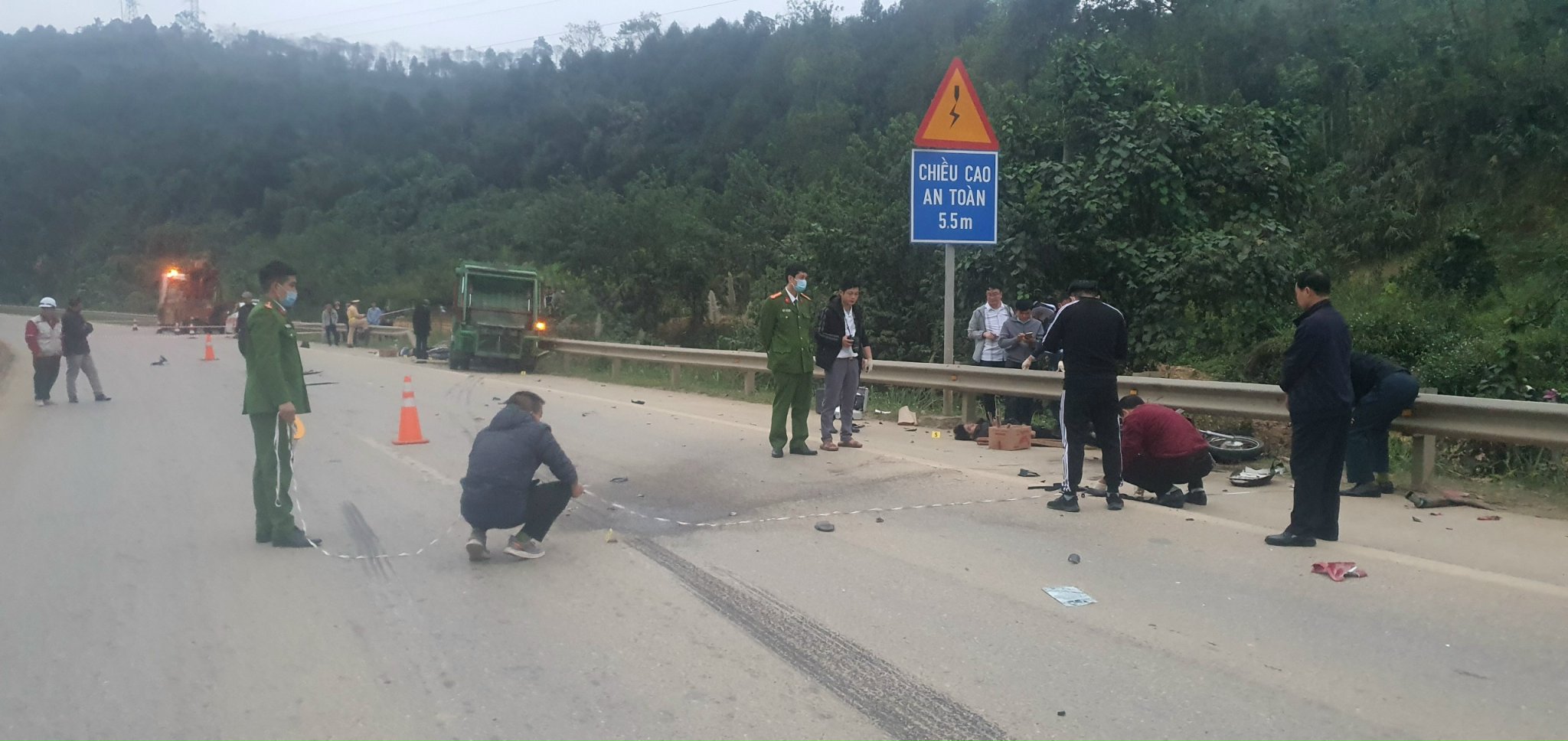 Ô tô va chạm xe máy đi ngược chiều trên cao tốc, 4 người tử vong.jpeg