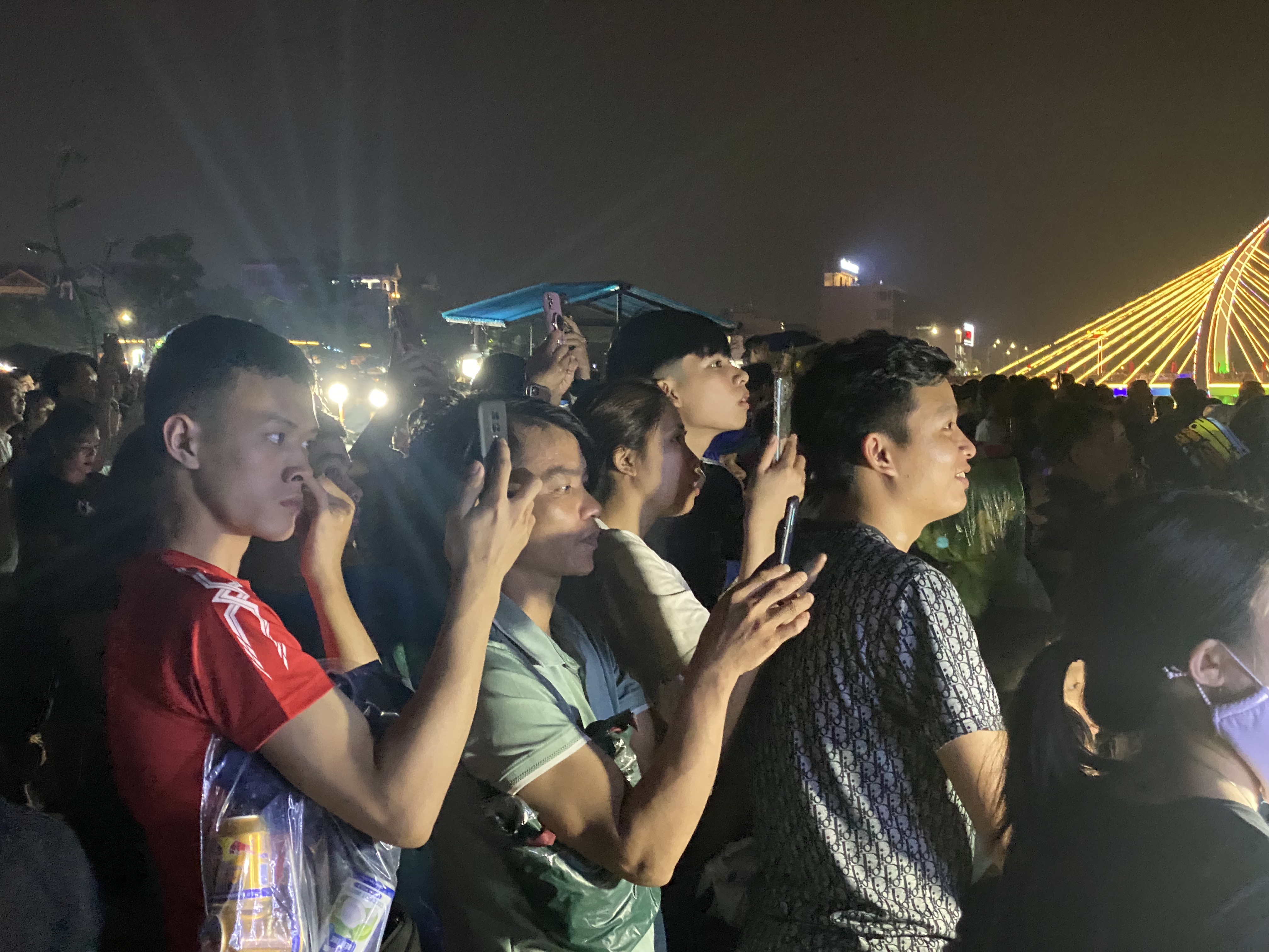 Ngàn người đội mưa xem pháo hoa hình trái tim, ngôi sao trên bầu trời Phú Thọ 2.JPG