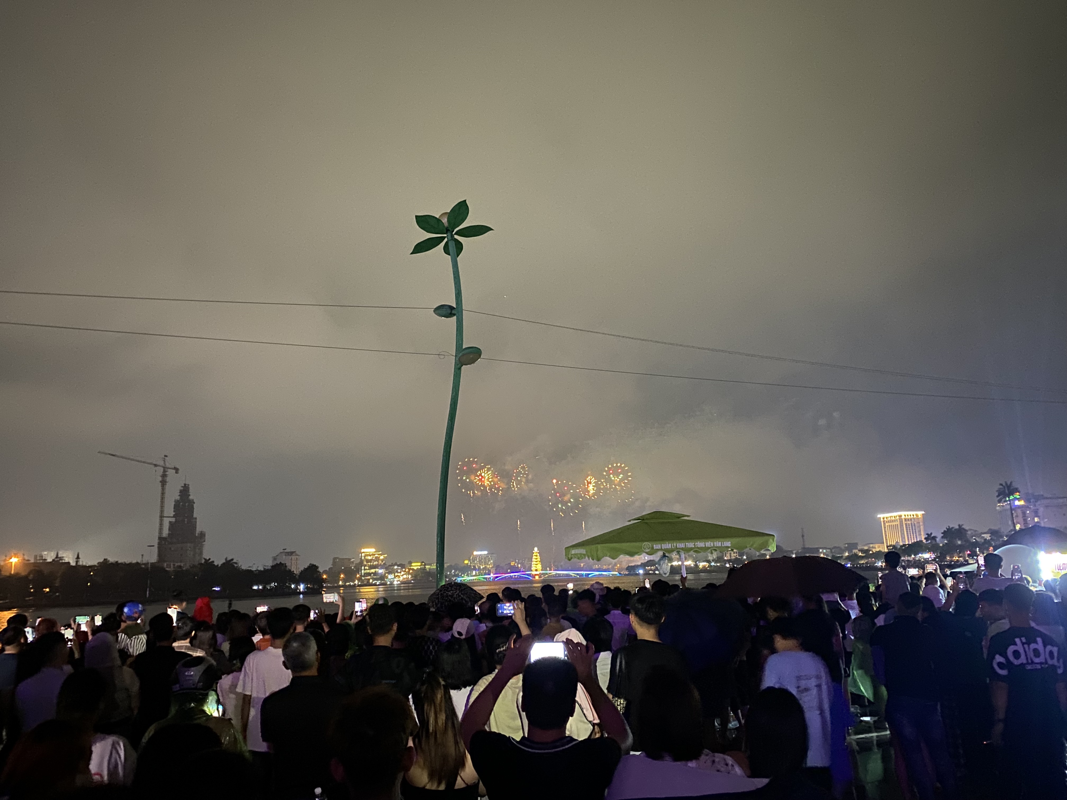 Ngàn người đội mưa xem pháo hoa hình trái tim, ngôi sao trên bầu trời Phú Thọ 3.JPG