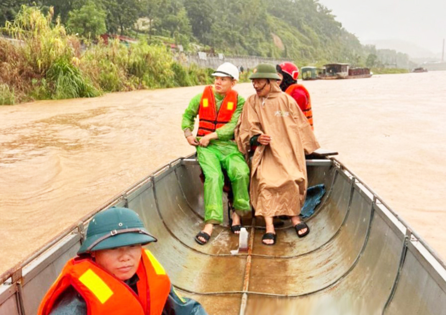 Đề nghị 4 huyện tham gia tìm kiếm hai mẹ con bị lũ cuốn ở Lào Cai.jpeg