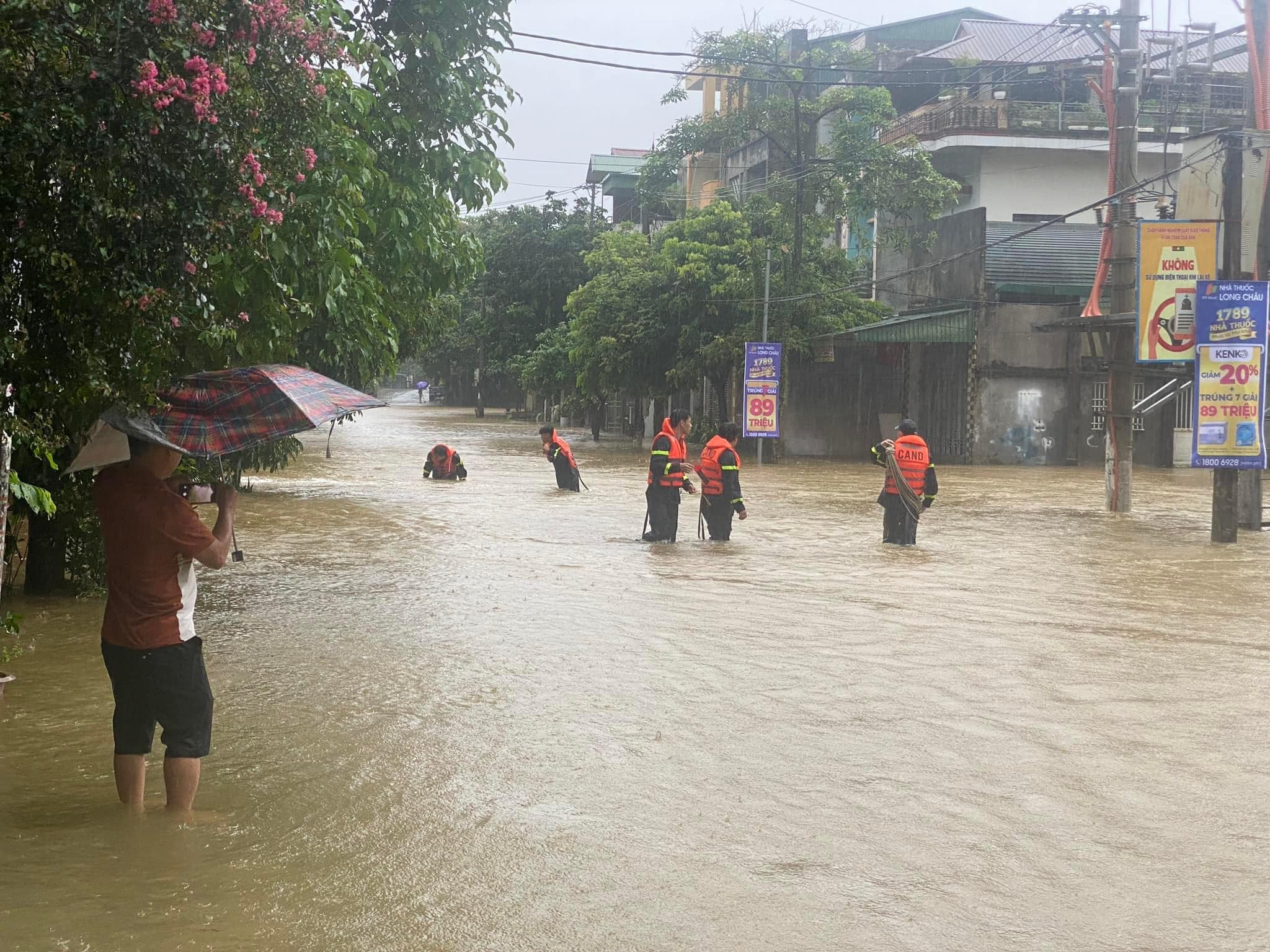 Mưa lớn ở Hà Giang tạo lũ cuốn 3 xe máy, nhiều nơi ngập úng 2.jpg
